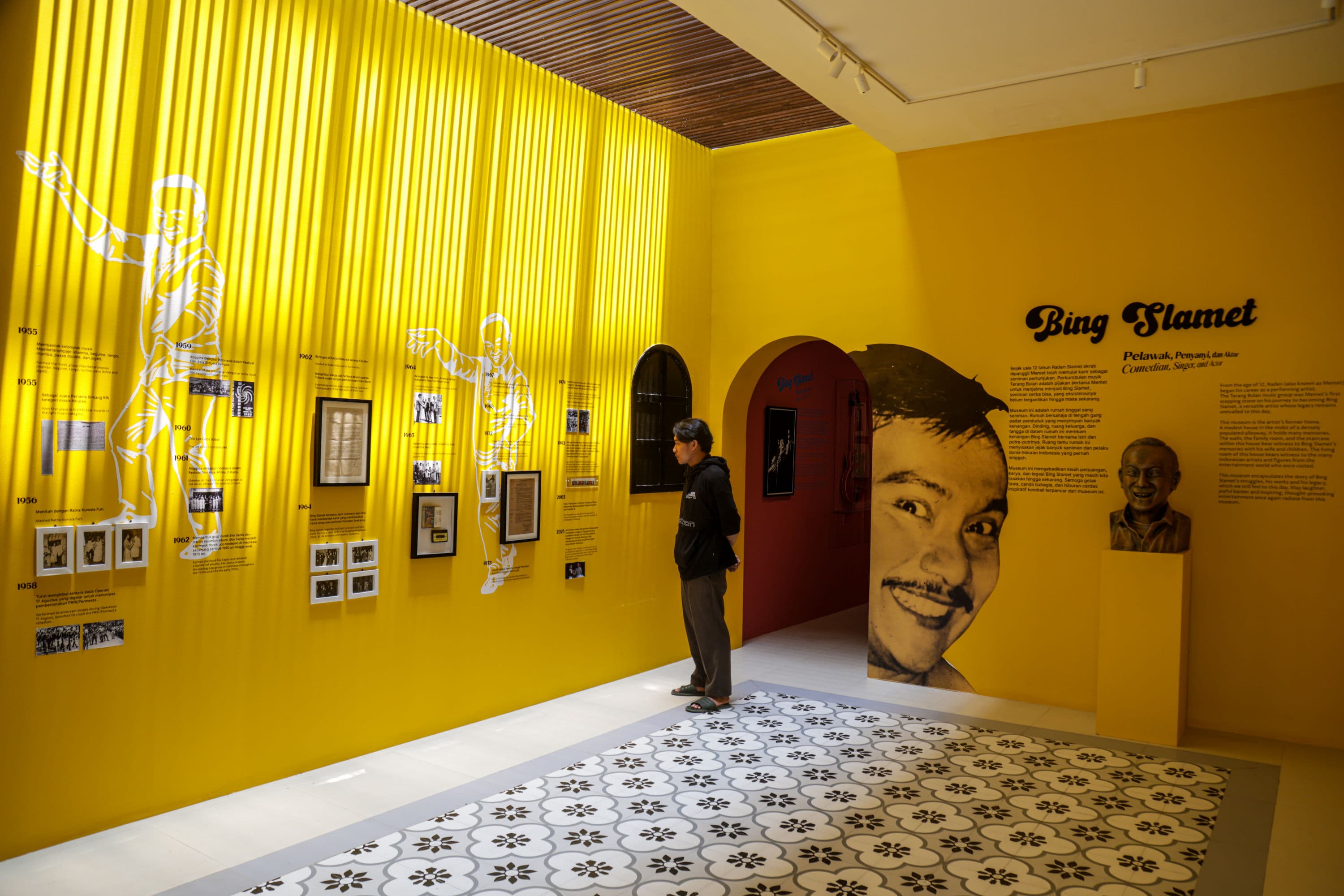 Pengunjung melihat koleksi Museum Bing Slamet di Jakarta, Selasa (6/10/2026). AKURAT.CO/Endra Prakoso