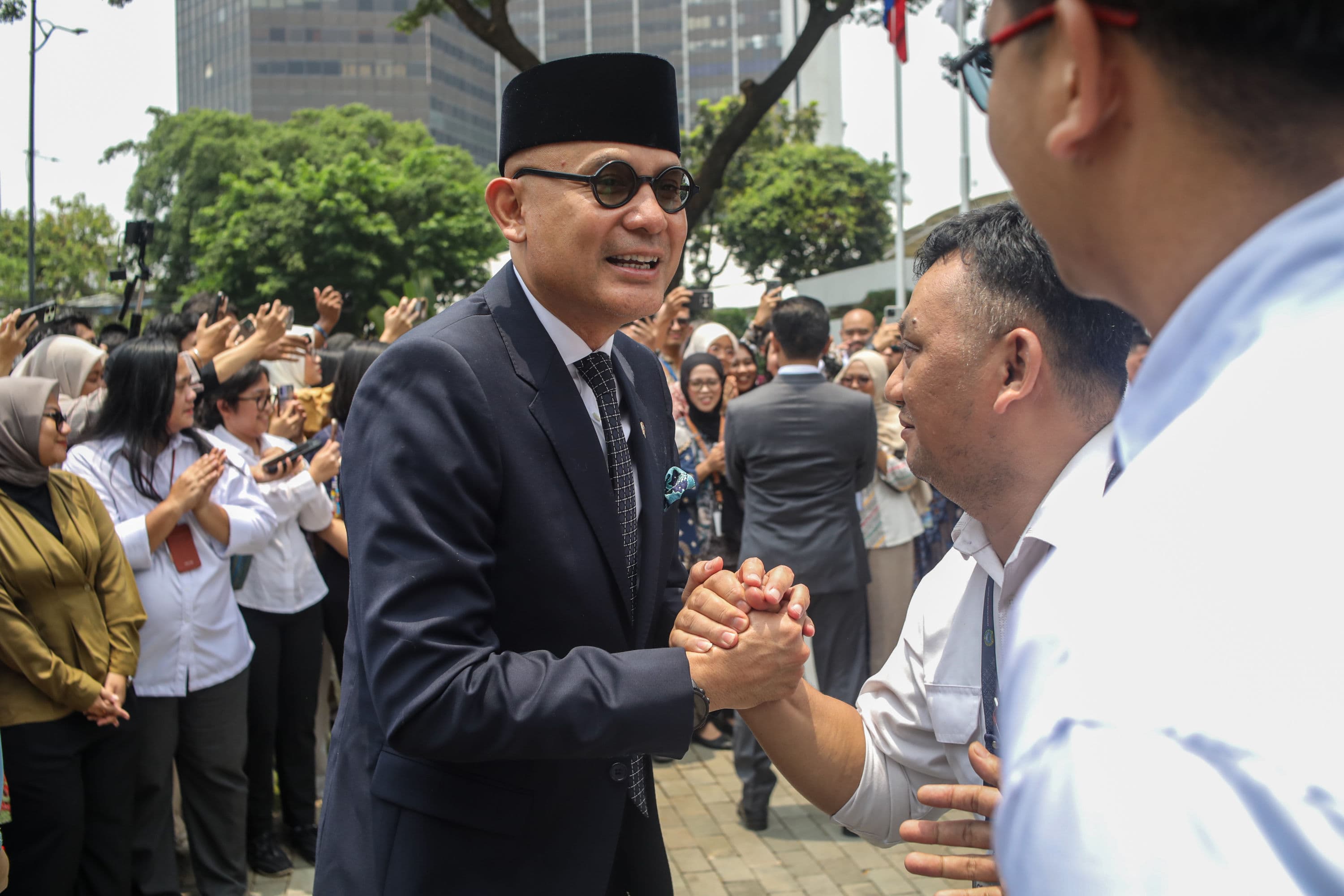 Menteri Luar Negeri Arrmanatha Nasir berjabat tangan dengan para pegawai saat prosesi pisah-sambut di Gedung Kementerian Luar Negeri, Jakarta, Senin (12/10/2026).AKURAT.CO/Endra Prakoso