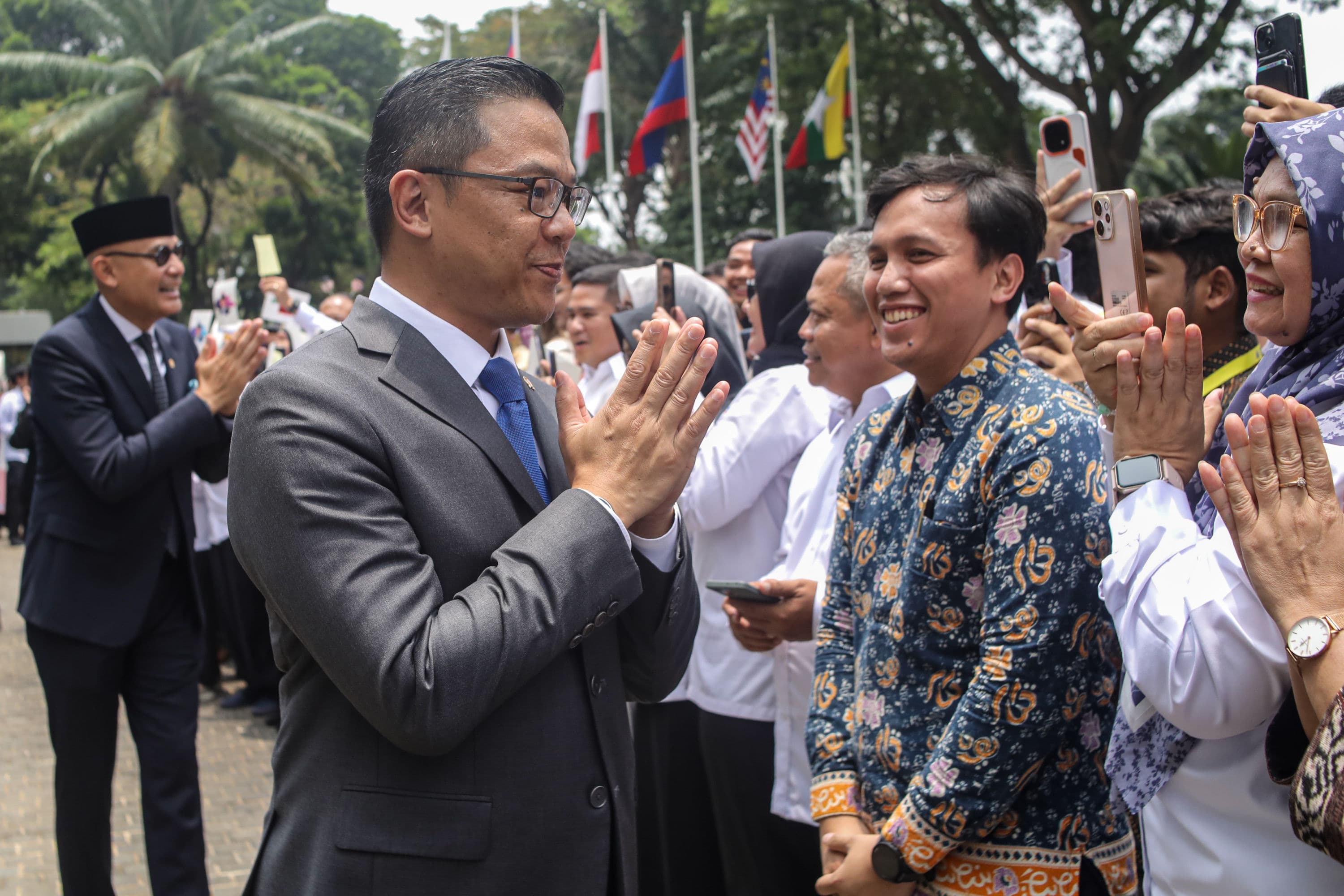 Pejabat lama Menteri Luar Negeri Sugiono berpamitan dengan para pegawai saat prosesi pisah-sambut di Gedung Kementerian Luar Negeri, Jakarta, Senin (12/10/2026). AKURAT.CO/Endra Prakoso