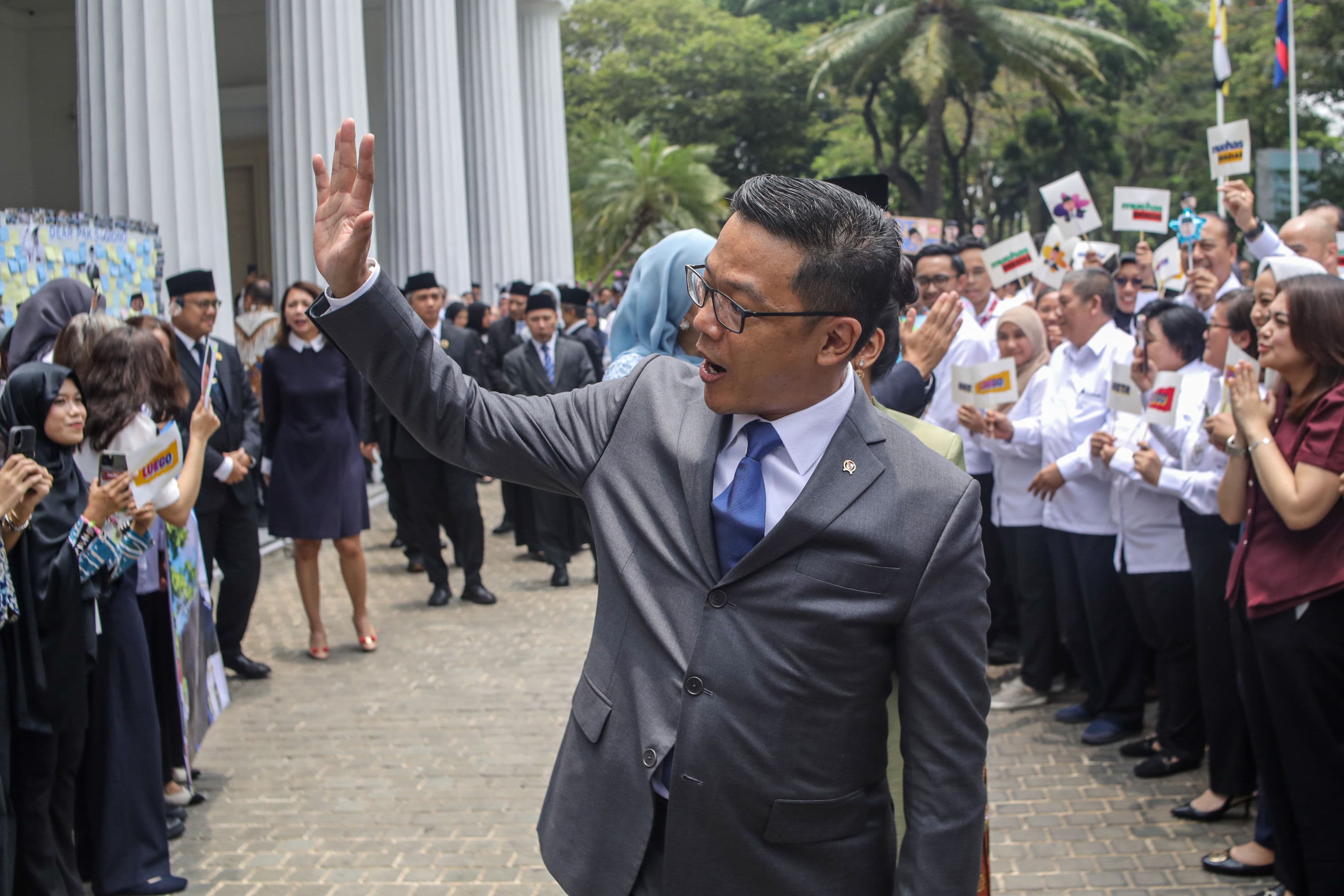 Pejabat lama Menteri Luar Negeri Sugiono berpamitan dengan para pegawai saat prosesi pisah-sambut di Gedung Kementerian Luar Negeri, Jakarta, Senin (12/10/2026). AKURAT.CO/Endra Prakoso