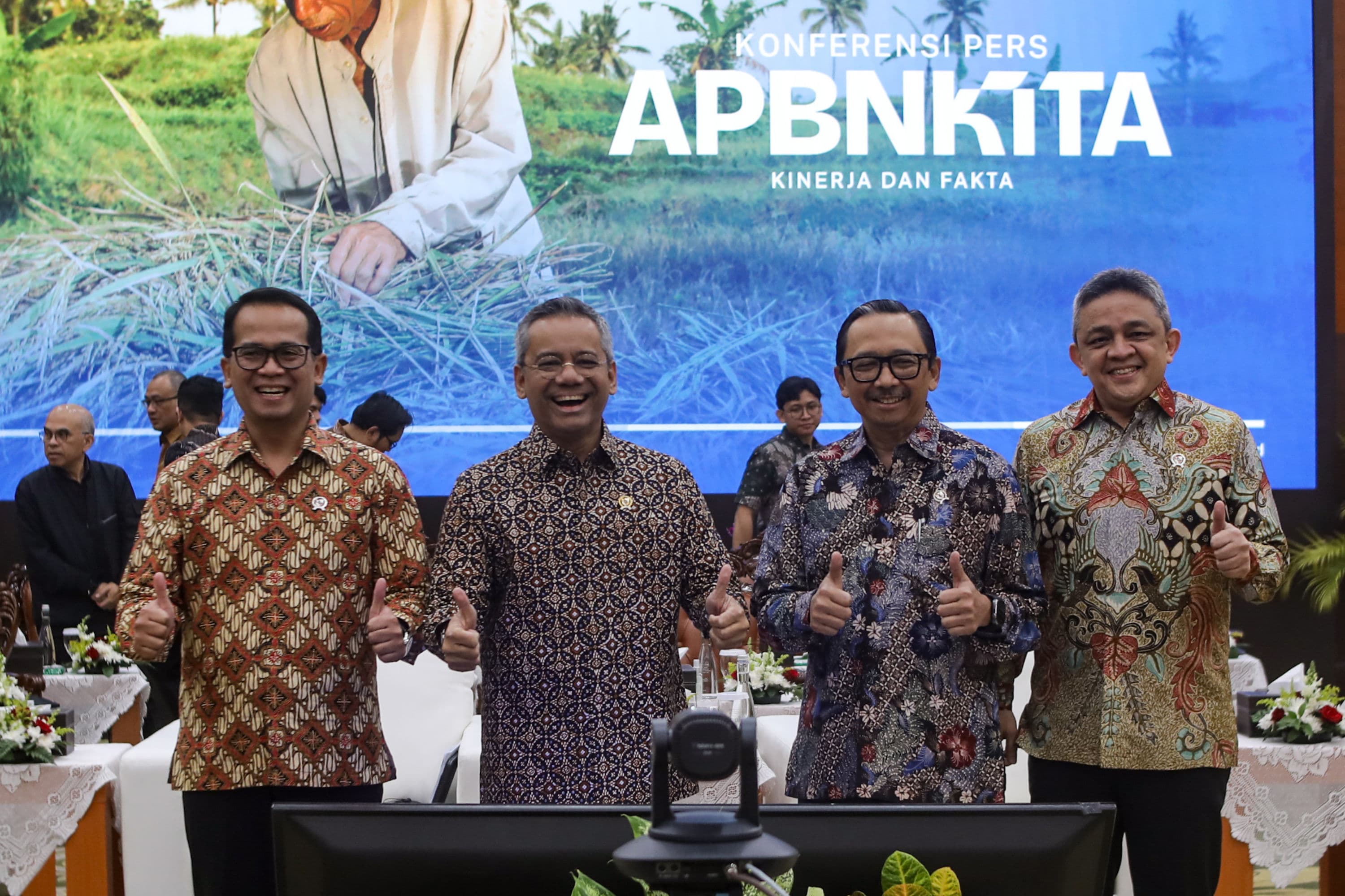 Menteri Keuangan Suahasil Nazara (kedua kiri) didampingi Wakil Menteri Keuangan Nurkholisoh Ibnu Aman (kiri), Juda Agung (kedua kanan), dan Luky Alfirman (kanan) berpose sebelum menyampaikan konferensi pers APBN KiTa edisi Oktober 2026 di Jakarta, Jumat (9/10/2026). AKURAT.CO/Endra Prakoso