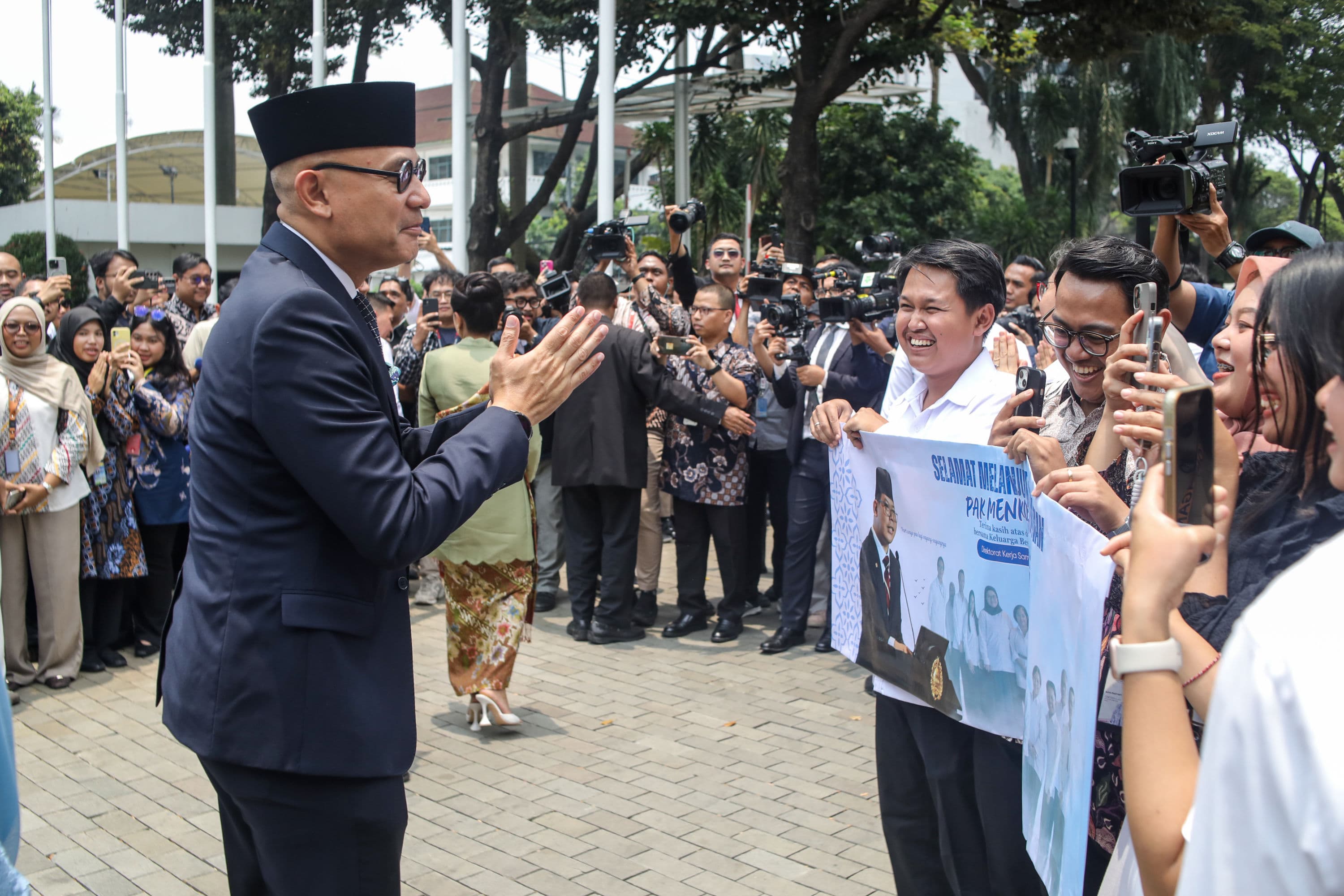 Menteri Luar Negeri Arrmanatha Nasir berjabat tangan dengan para pegawai saat prosesi pisah-sambut di Gedung Kementerian Luar Negeri, Jakarta, Senin (12/10/2026).AKURAT.CO/Endra Prakoso