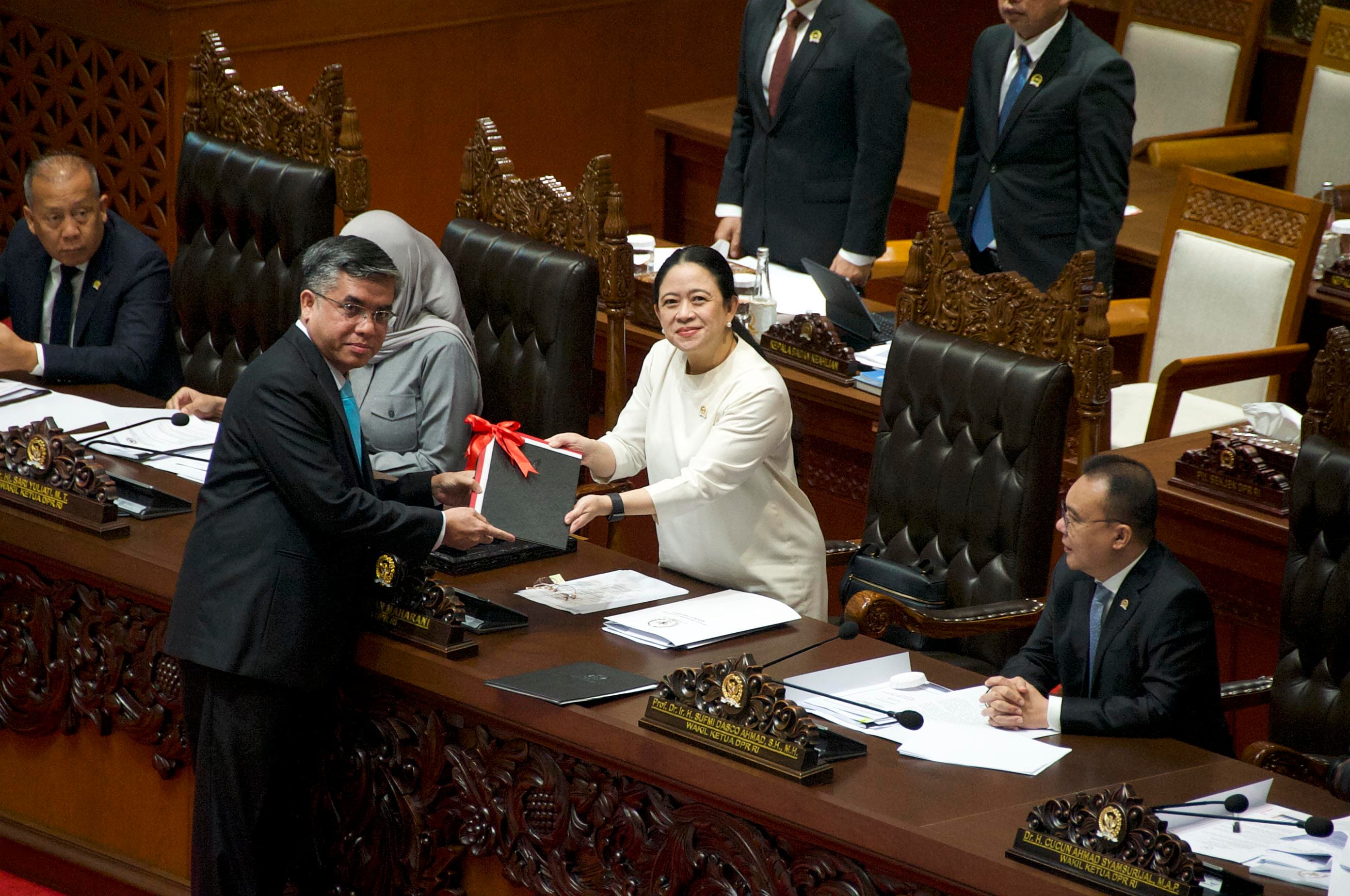 Menteri Ketenagakerjaan, Yassierli memberikan laporan komisi kepada Ketua DPR RI Puan Maharani dalam Rapat Paripurna ke-9 Masa Sidang I Tahun Sidang 2026-2027 di Gedung Parlemen Senayan, Jakarta, Selasa (6/10/2026). AKURAT.CO/Sopian