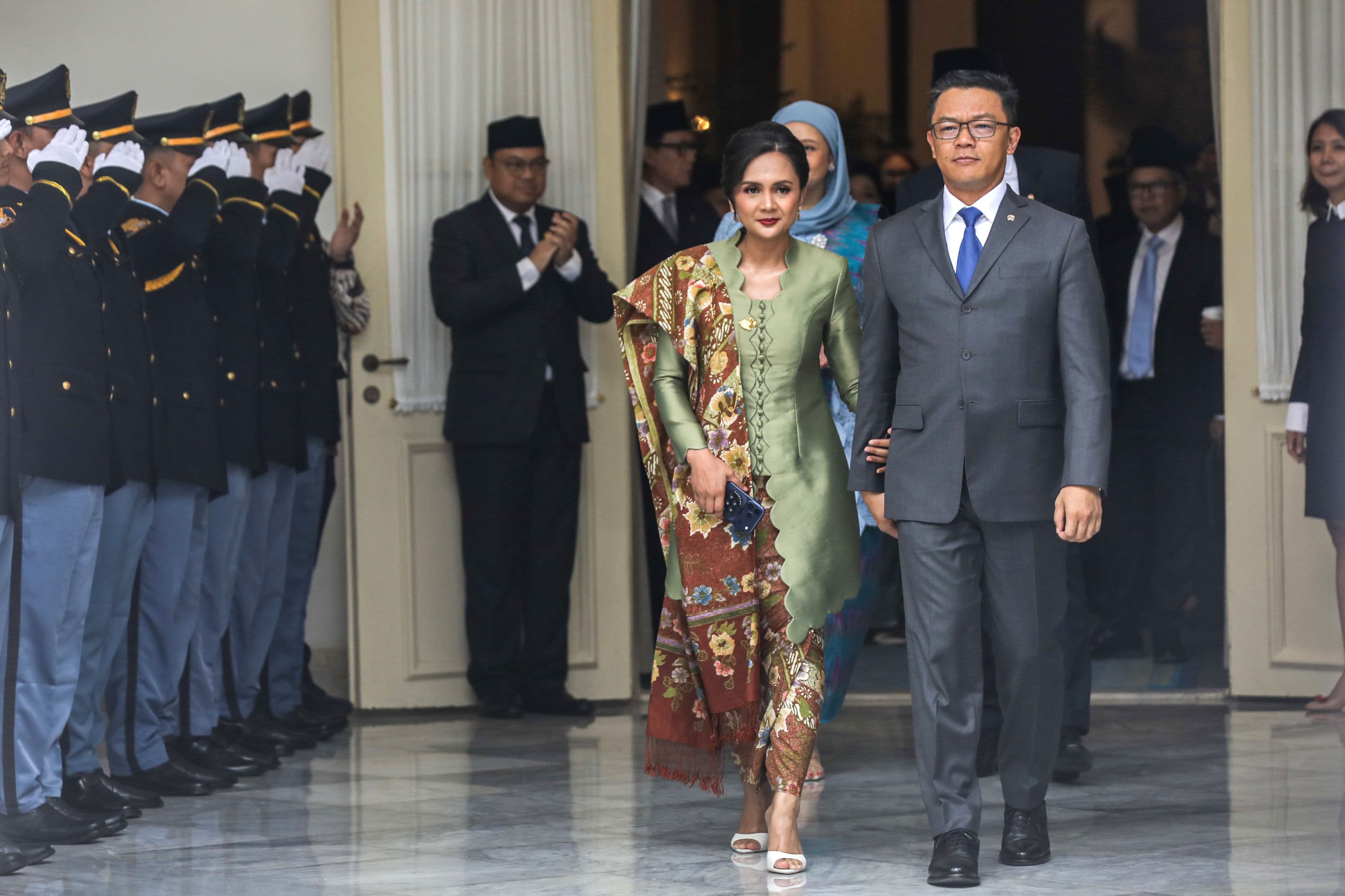 Pejabat lama Menteri Luar Negeri Sugiono (kanan) berjalan bersama sang istri, Marlyn Maisarah (kiri) saat prosesi pisah-sambut di Gedung Kementerian Luar Negeri, Jakarta, Senin (12/10/2026).AKURAT.CO/Endra Prakoso