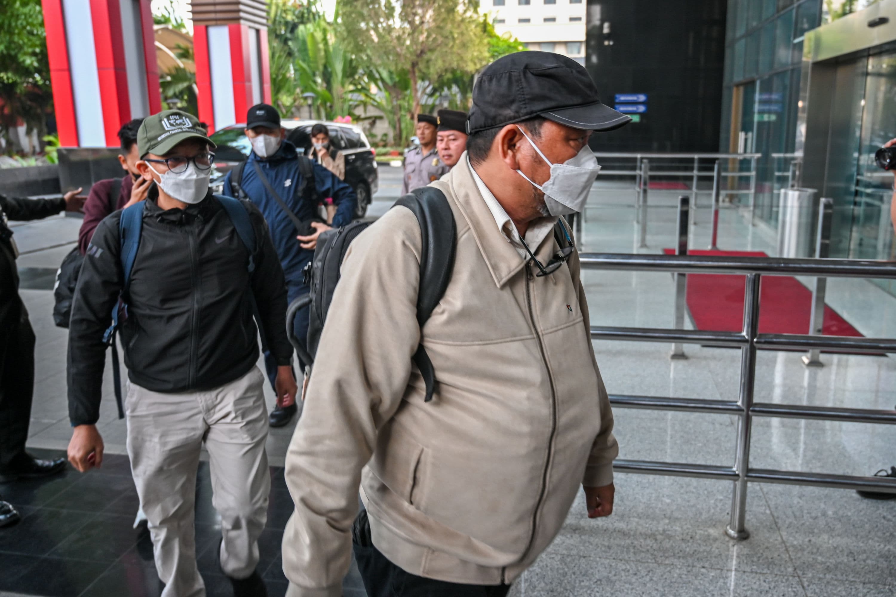 Tersangka yang diamankan pada Operasi Tangkap Tangan (OTT) di lingkungan Pemkab Klaten tiba di Gedung Merah Putih KPK, Jakarta, Jumat (16/10/2026). AKURAT.CO/Endra Prakoso