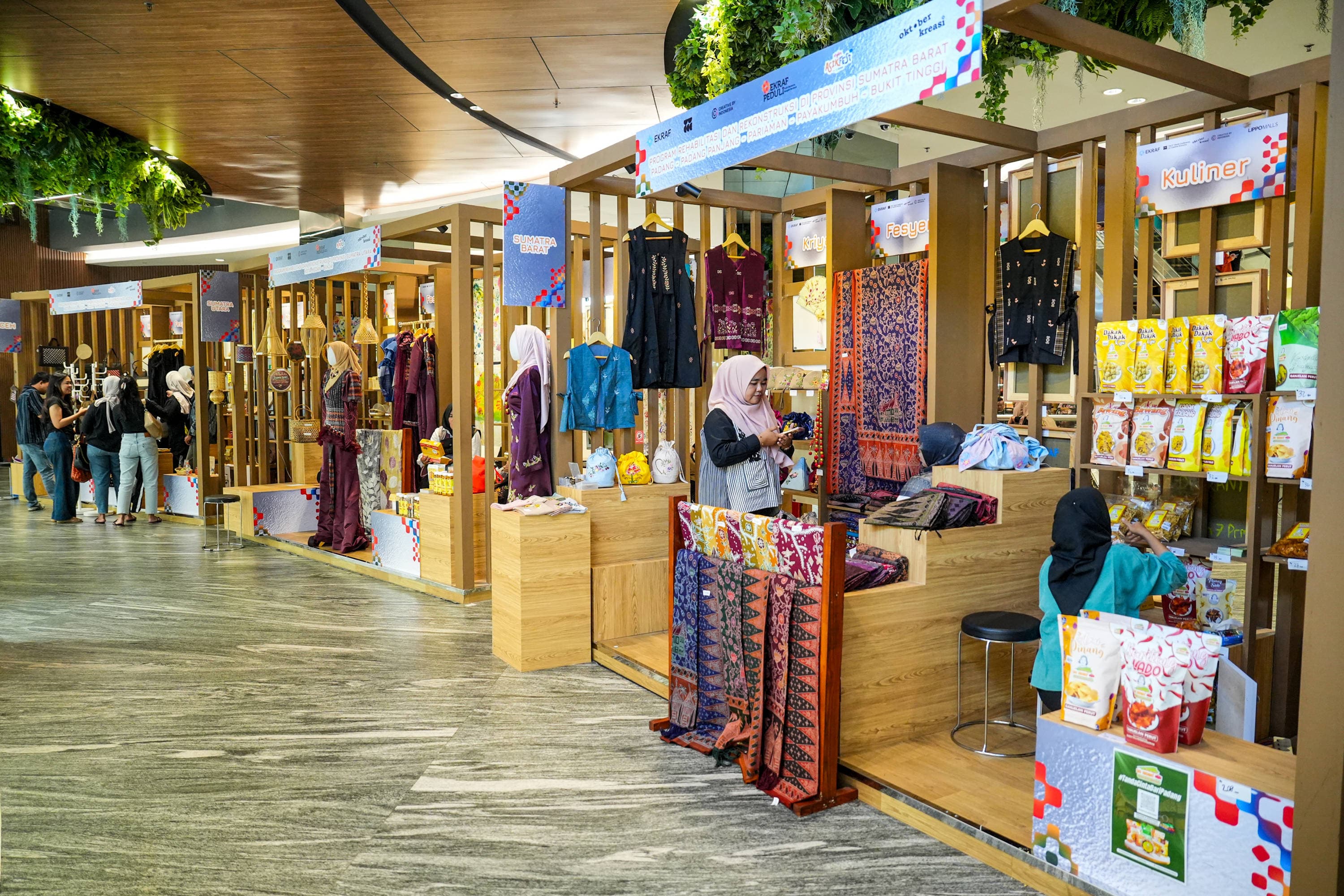 Pengunjung memilih busana yang dijual dalam acara Creative by Indonesia di Lippo Mall Nusantara, Jakarta, Sabtu (24/10/2026). AKURAT.CO/Endra Prakoso