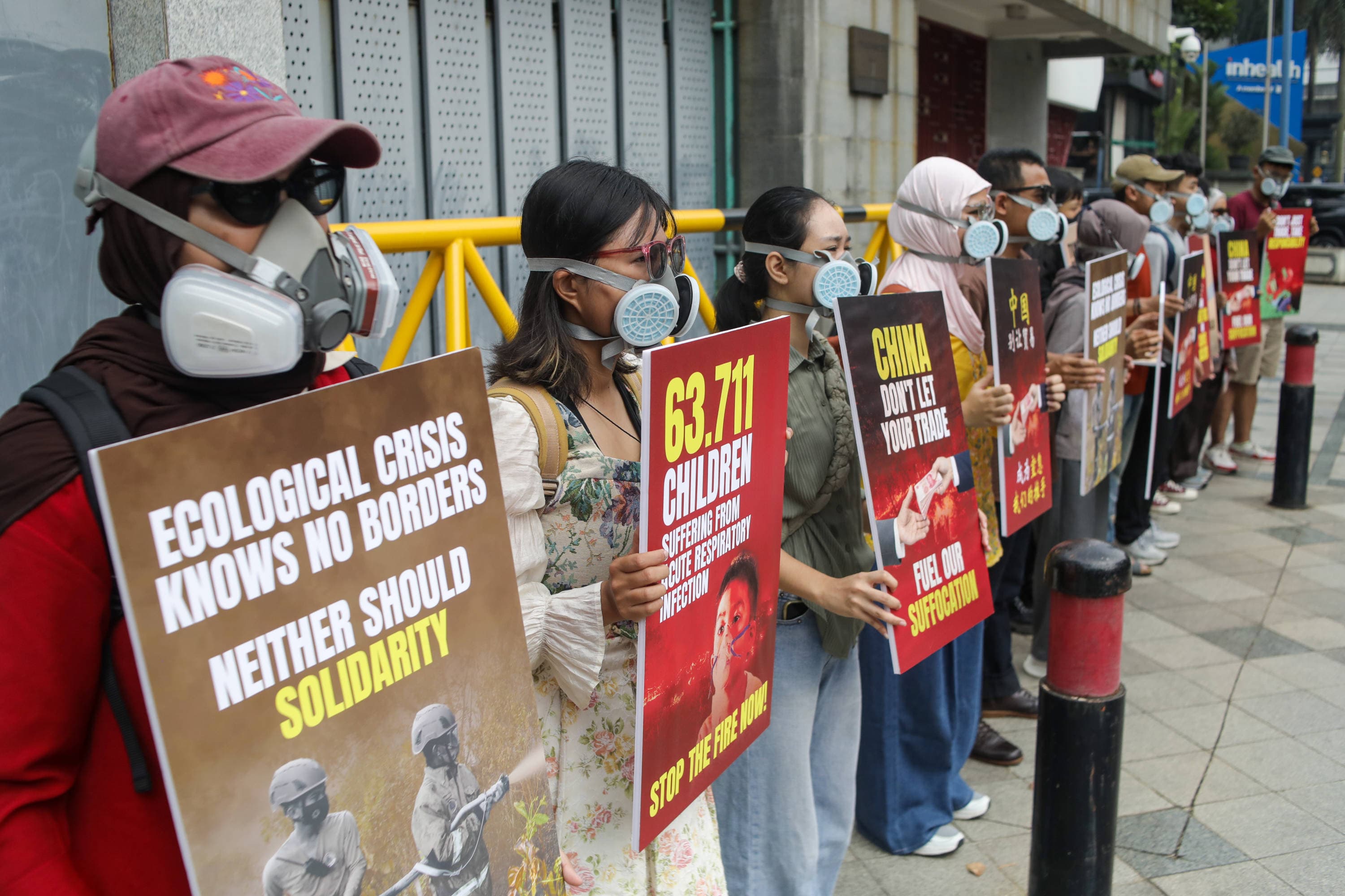 Masyarakat yang tergabung dalam Koalisi Inisiatif Solidaritas Publik Anti-Asap Karhutla (ISPA) mendatangi Kedutaan Besar Republik Rakyat China di Jakarta, Kamis (22/10/2026).AKURAT.CO/Endra Prakoso