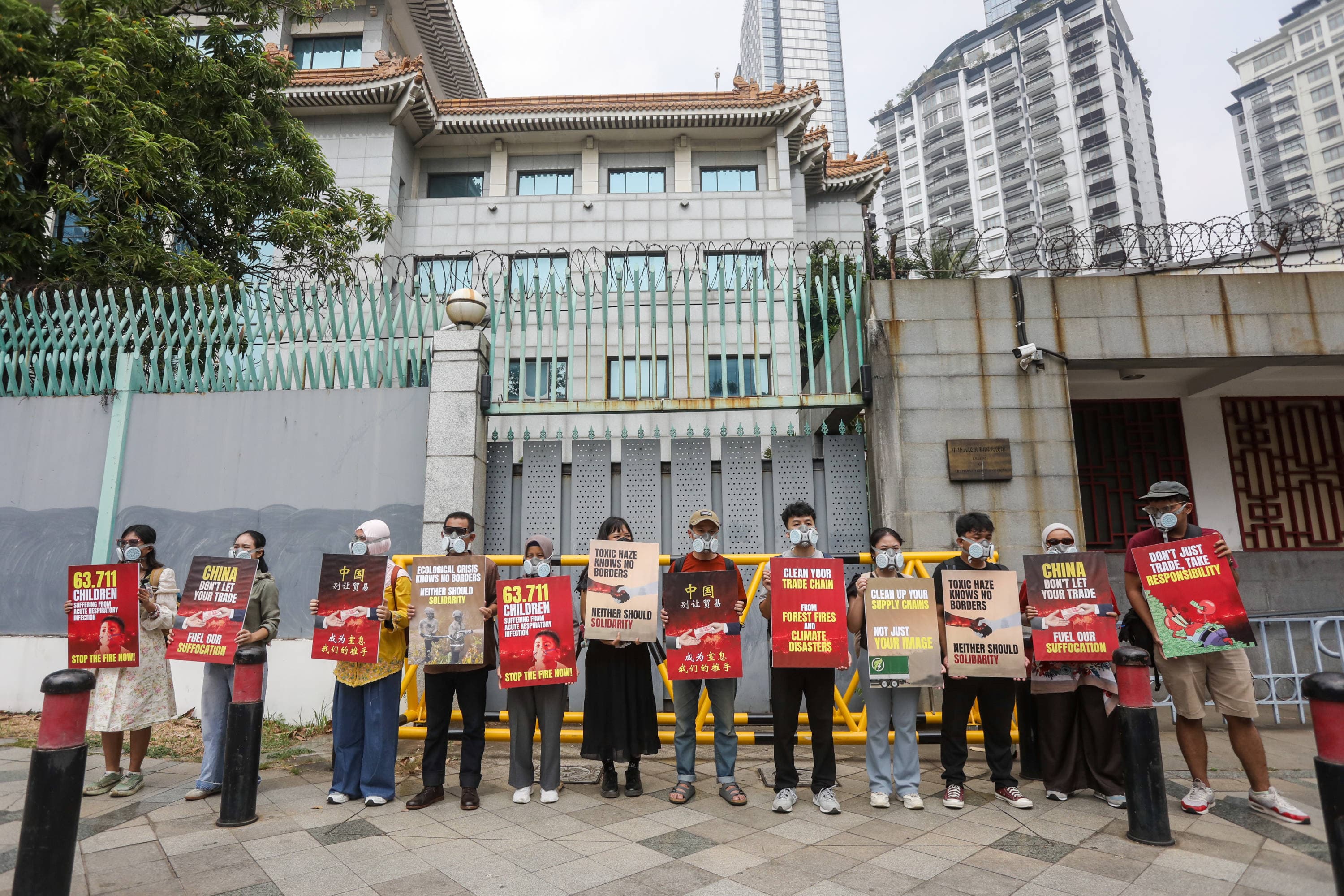 Masyarakat yang tergabung dalam Koalisi Inisiatif Solidaritas Publik Anti-Asap Karhutla (ISPA) mendatangi Kedutaan Besar Republik Rakyat China di Jakarta, Kamis (22/10/2026).AKURAT.CO/Endra Prakoso