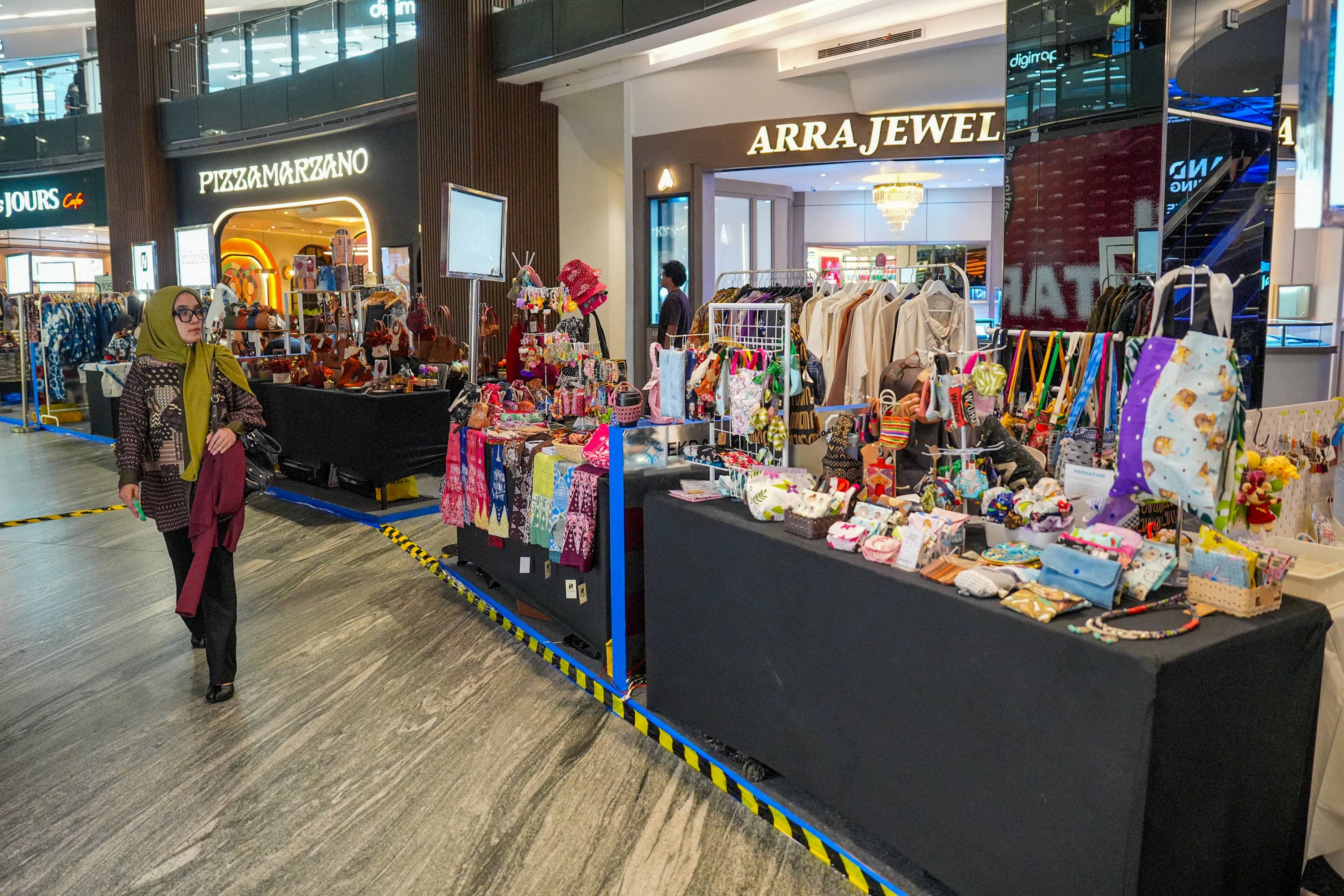 Pengunjung memilih busana yang dijual dalam acara Creative by Indonesia di Lippo Mall Nusantara, Jakarta, Sabtu (24/10/2026). AKURAT.CO/Endra Prakoso
