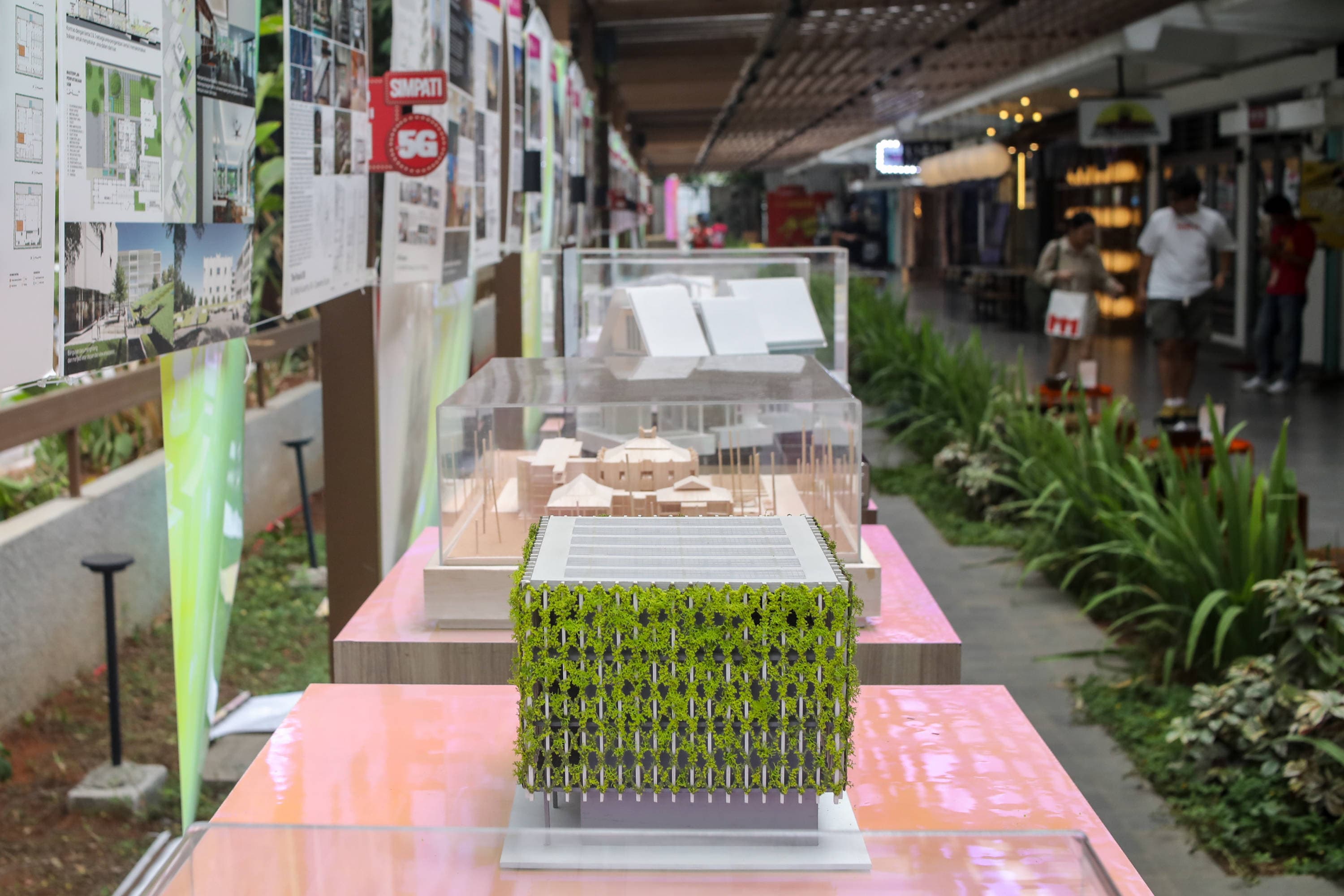 Pengunjung melihat maket desain arsitektur yang dipamerkan pada Jakarta Architecture Festival (JAF) 2026 di M Bloc Space, Jakarta, Minggu (25/10/2026). AKURAT.CO/Endra Prakoso