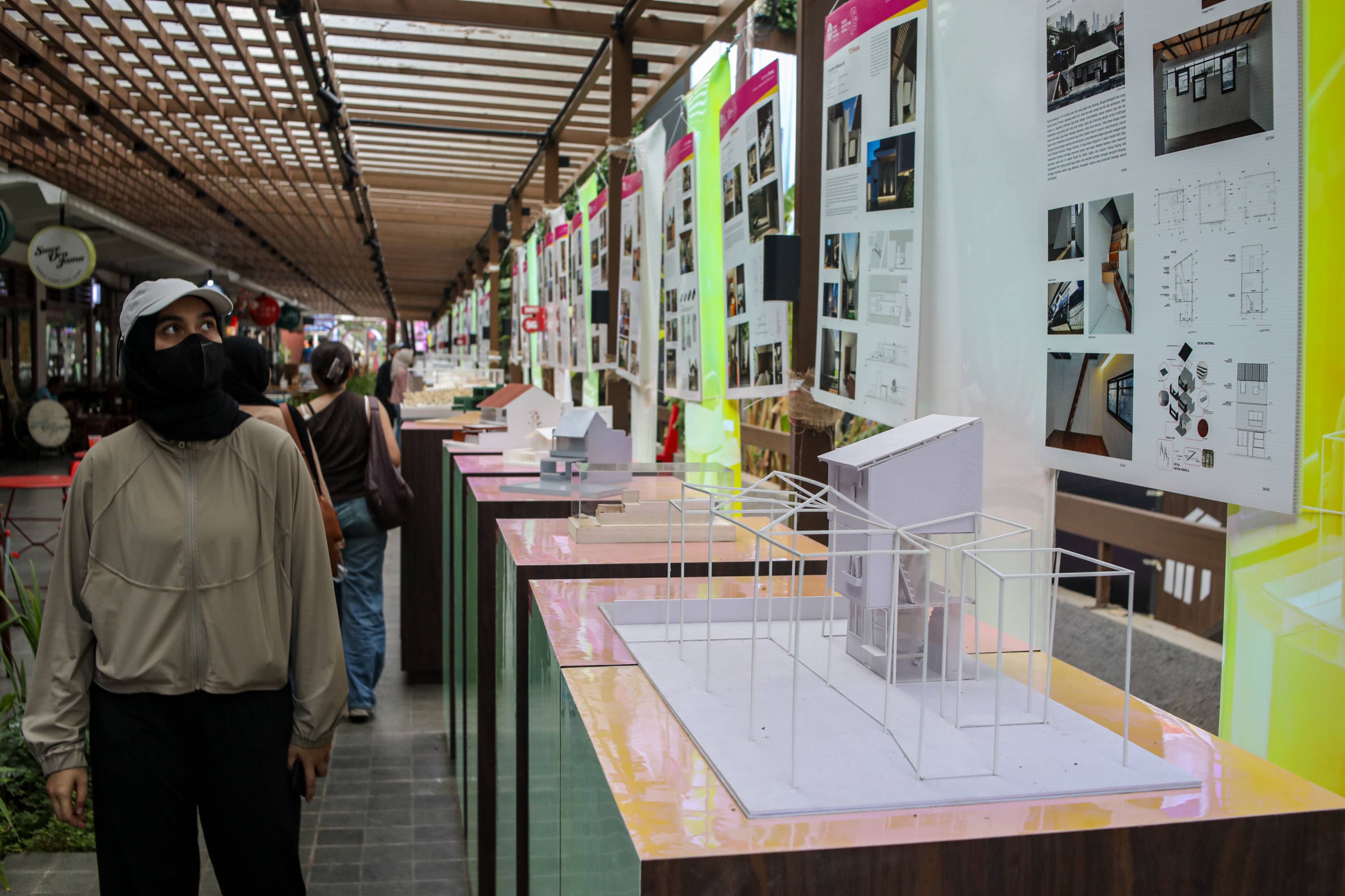 Pengunjung melihat maket desain arsitektur yang dipamerkan pada Jakarta Architecture Festival (JAF) 2026 di M Bloc Space, Jakarta, Minggu (25/10/2026). AKURAT.CO/Endra Prakoso