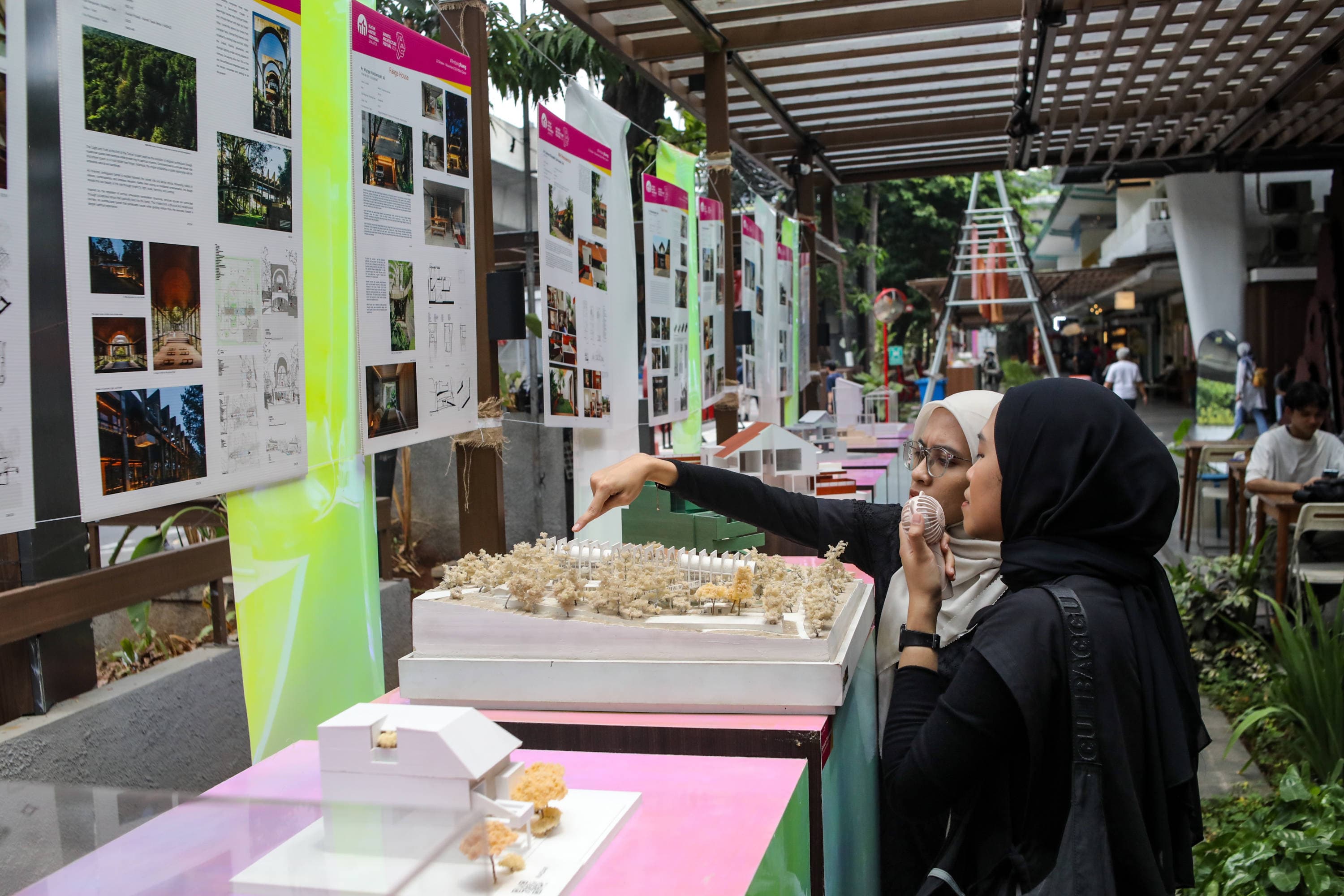 Pengunjung melihat maket desain arsitektur yang dipamerkan pada Jakarta Architecture Festival (JAF) 2026 di M Bloc Space, Jakarta, Minggu (25/10/2026). AKURAT.CO/Endra Prakoso