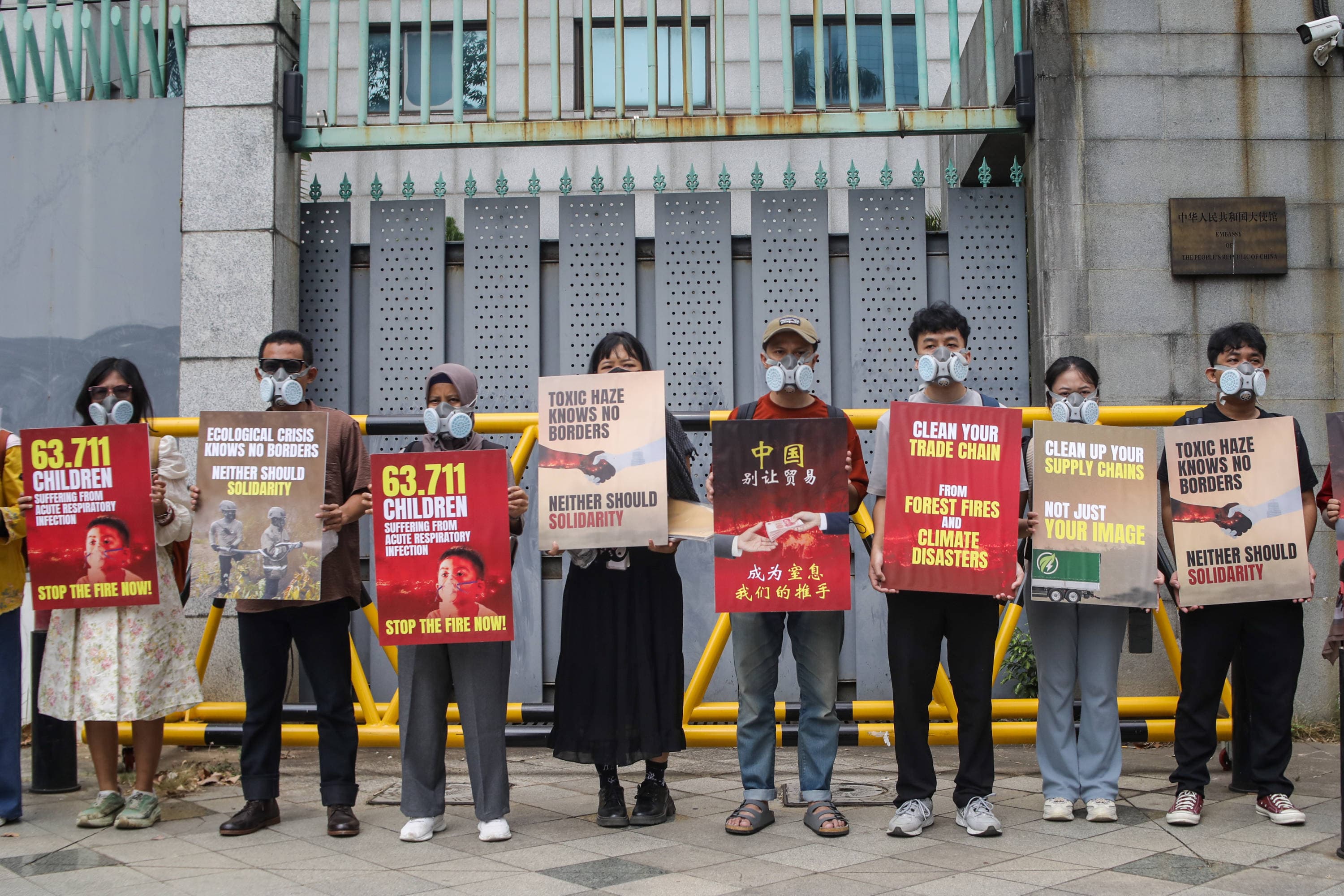 Masyarakat yang tergabung dalam Koalisi Inisiatif Solidaritas Publik Anti-Asap Karhutla (ISPA) mendatangi Kedutaan Besar Republik Rakyat China di Jakarta, Kamis (22/10/2026).AKURAT.CO/Endra Prakoso