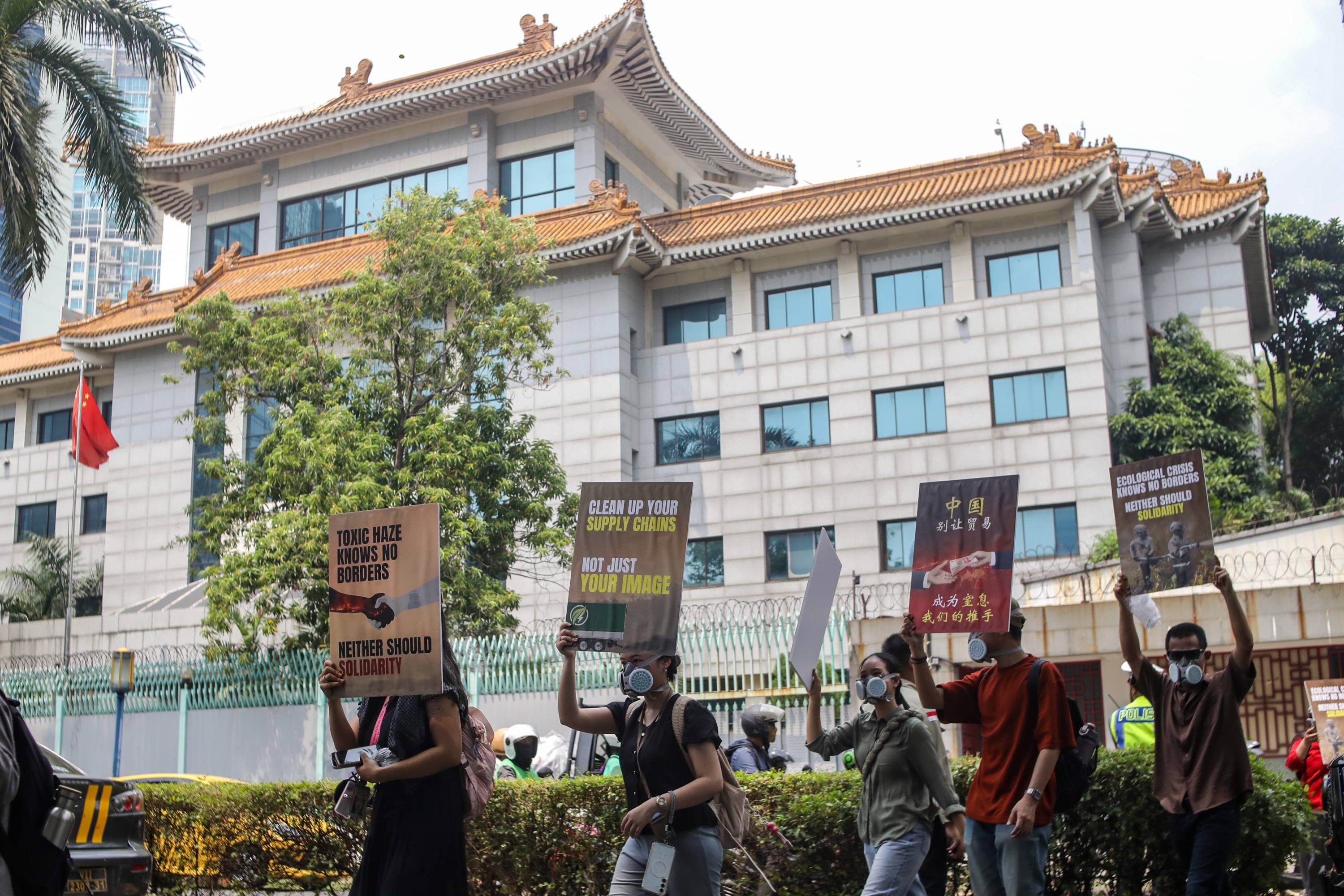 Masyarakat yang tergabung dalam Koalisi Inisiatif Solidaritas Publik Anti-Asap Karhutla (ISPA) mendatangi Kedutaan Besar Republik Rakyat China di Jakarta, Kamis (22/10/2026).AKURAT.CO/Endra Prakoso
