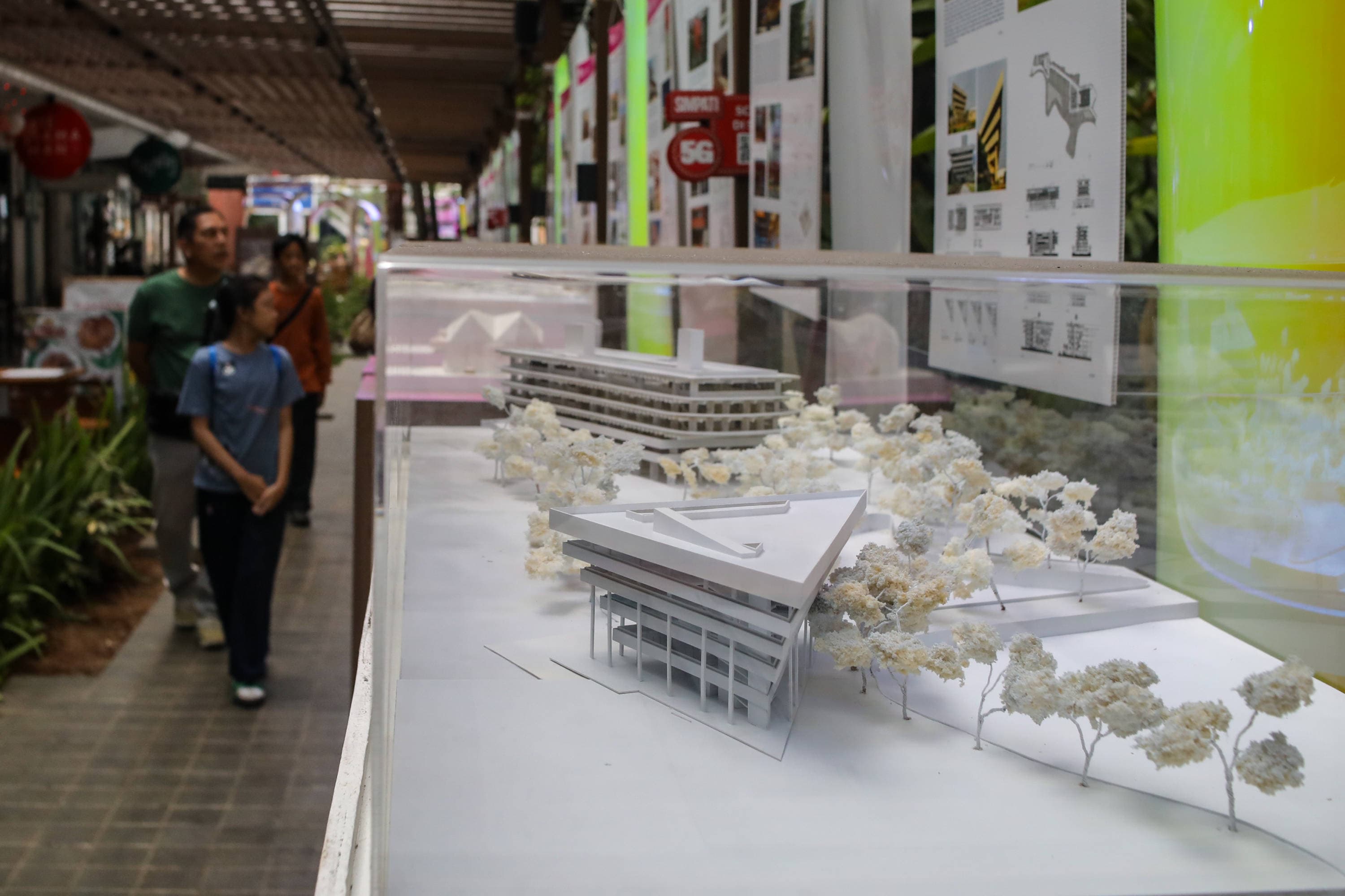 Pengunjung melihat maket desain arsitektur yang dipamerkan pada Jakarta Architecture Festival (JAF) 2026 di M Bloc Space, Jakarta, Minggu (25/10/2026). AKURAT.CO/Endra Prakoso