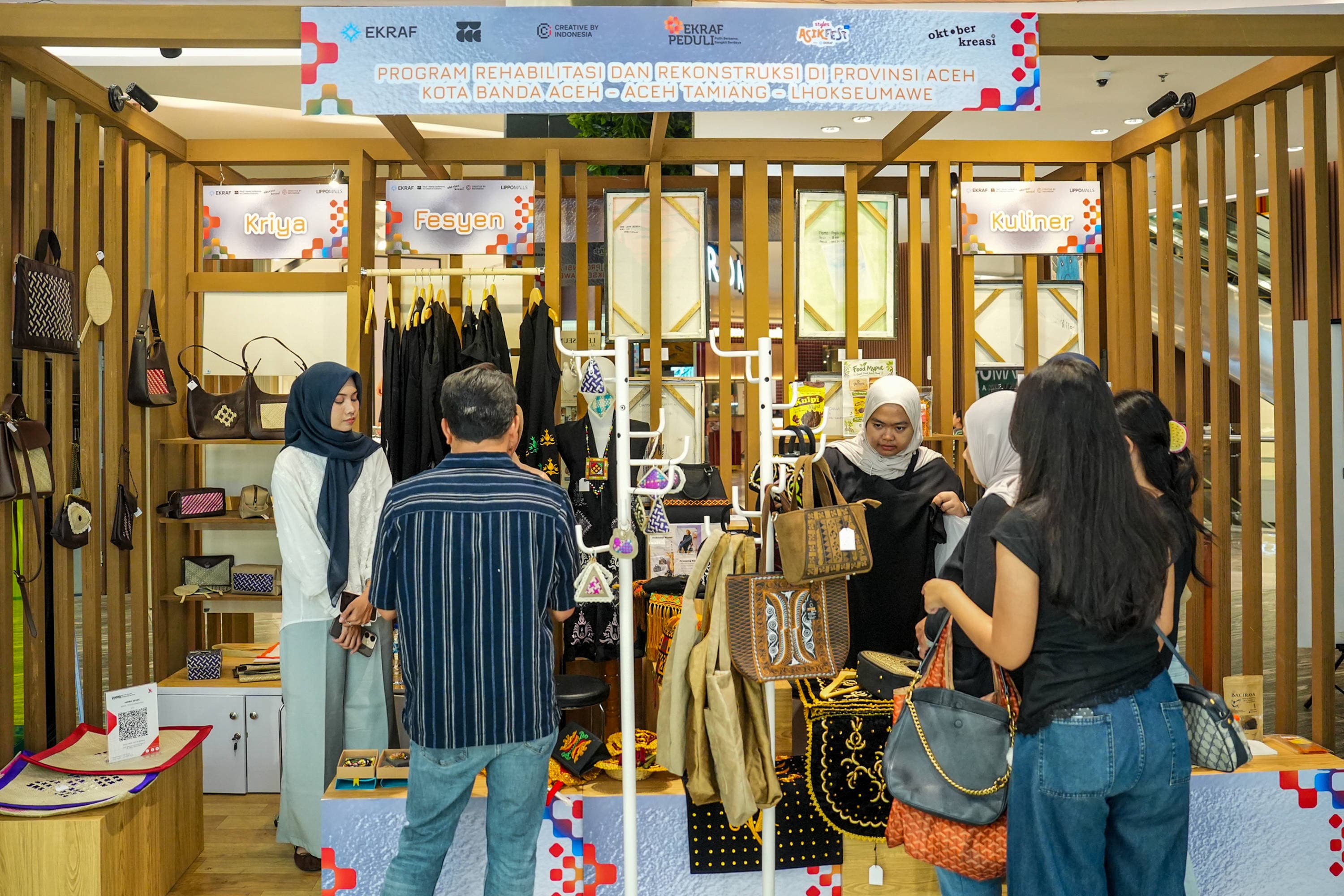Pengunjung memilih busana yang dijual dalam acara Creative by Indonesia di Lippo Mall Nusantara, Jakarta, Sabtu (24/10/2026). AKURAT.CO/Endra Prakoso
