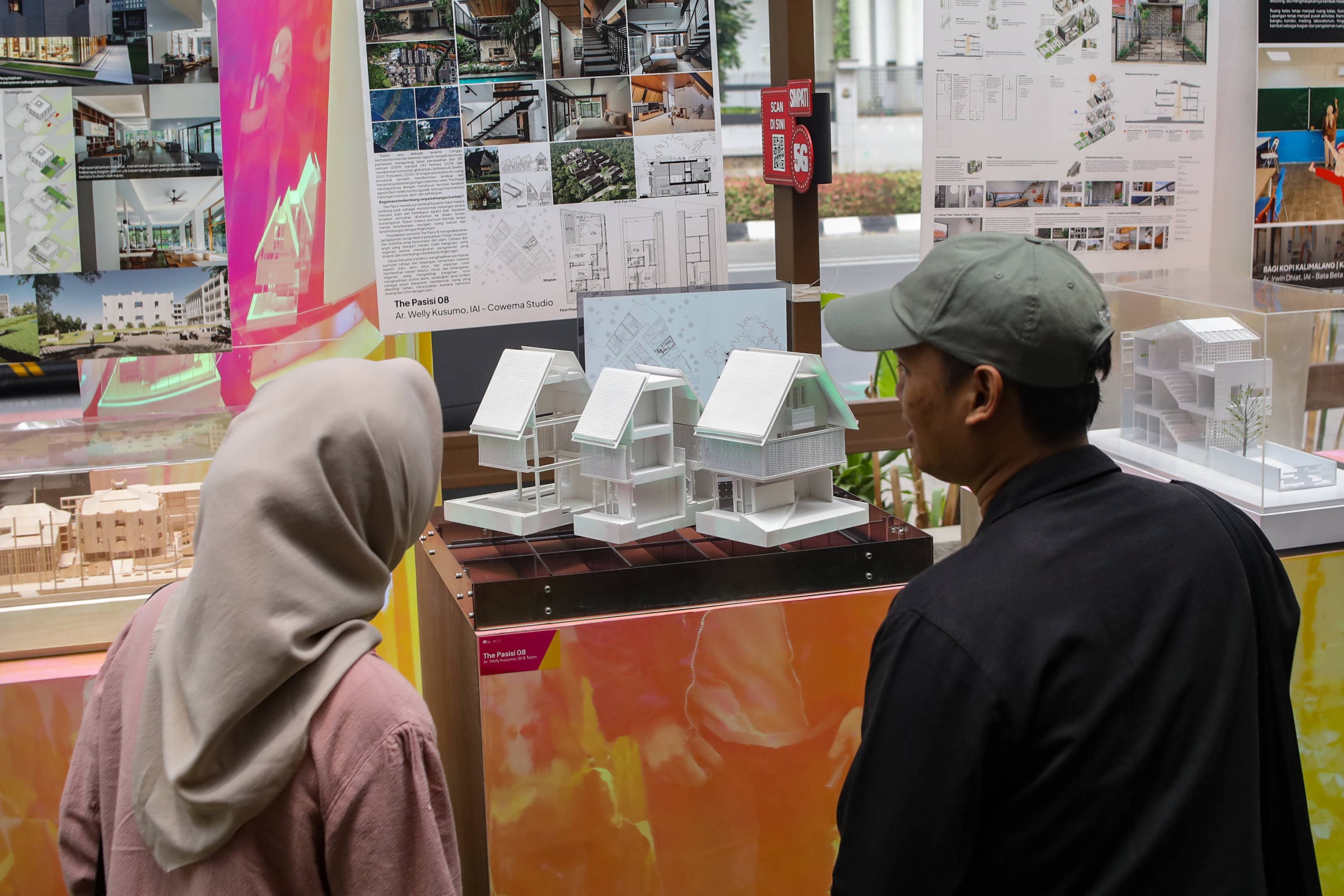 Pengunjung melihat maket desain arsitektur yang dipamerkan pada Jakarta Architecture Festival (JAF) 2026 di M Bloc Space, Jakarta, Minggu (25/10/2026). AKURAT.CO/Endra Prakoso