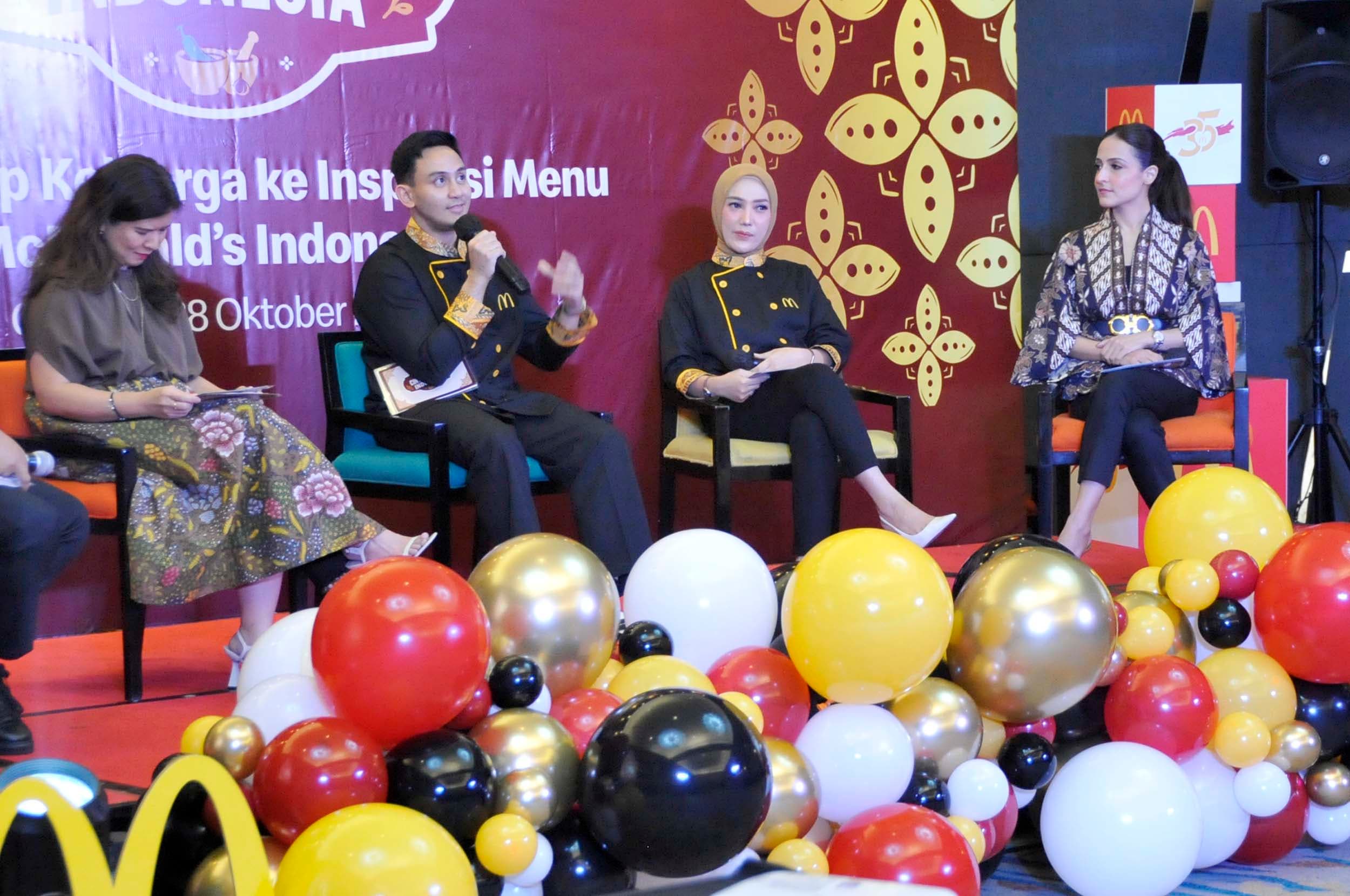 Associate Director of Marketing McDonald’s Indonesia, Caroline Kurniadjaja  Bersama; alumni MasterChef Indonesia selaku Juri Utama Kompetisi Cinta Warisan Indonesia, Chef Firhan;  alumni MasterChef Indonesia selaku Juri Utama Kompetisi Cinta Warisan Indonesia, Chef Yulita dan Food and Lifestyle Vlogger selaku Juri Tamu Kompetisi Cinta Warisan Indonesia, Shareen Jethnani  saat seremoni pembukaan usai konferansı pers di Jakarta, Rabu (28/10/2026). AKURAT.CO/Sopian
