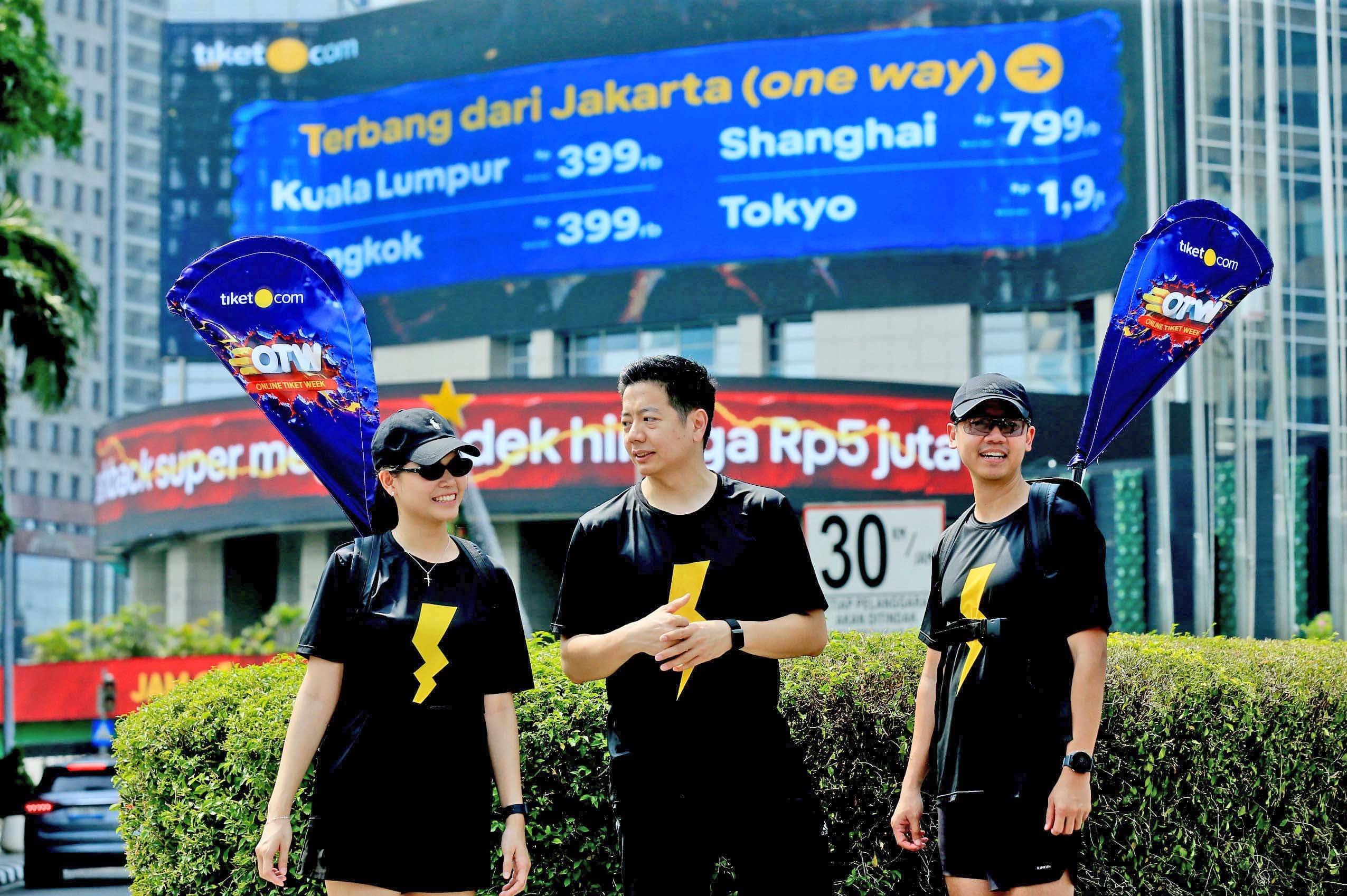 (Tengah) Gaery Undarsa, Co-Founder & Chief Marketing Officer tiket.com, bersama komunitas lari tiket.com, tiket runners, berlari pagi melintasi kawasan Pacific Place, Jakarta berlatar videotron  Online Tiket Week (OTW) 2026. 