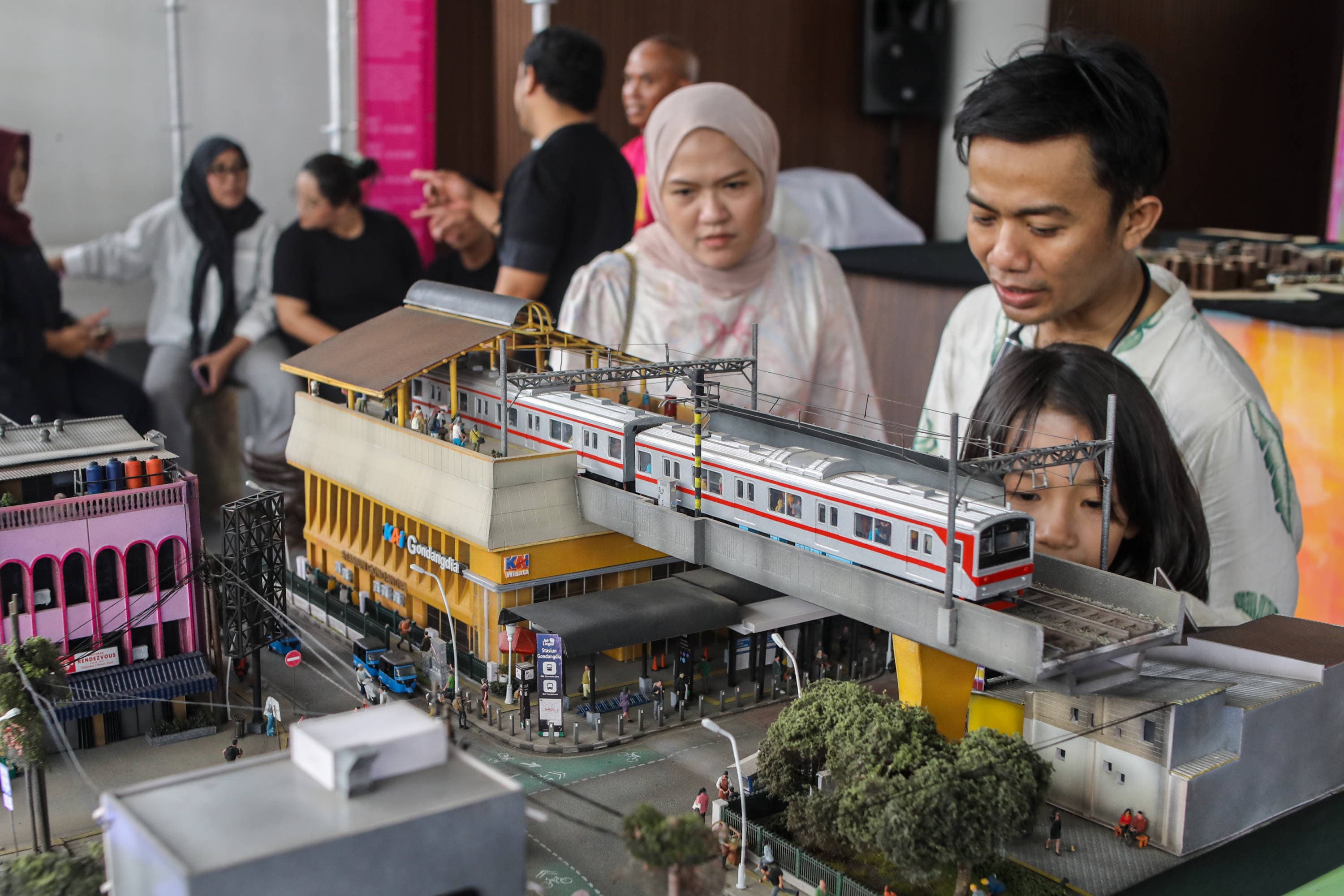 Pengunjung melihat maket desain arsitektur yang dipamerkan pada Jakarta Architecture Festival (JAF) 2026 di M Bloc Space, Jakarta, Minggu (25/10/2026). AKURAT.CO/Endra Prakoso