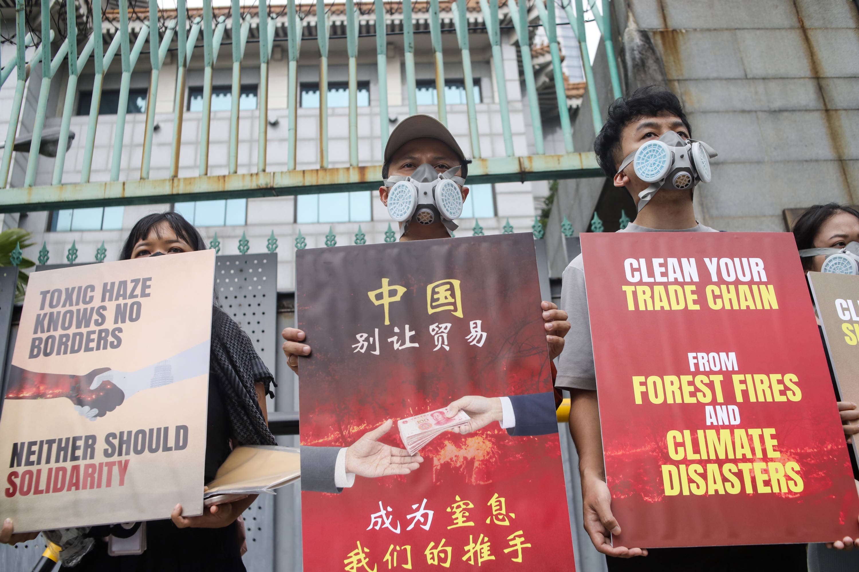 Masyarakat yang tergabung dalam Koalisi Inisiatif Solidaritas Publik Anti-Asap Karhutla (ISPA) mendatangi Kedutaan Besar Republik Rakyat China di Jakarta, Kamis (22/10/2026).AKURAT.CO/Endra Prakoso
