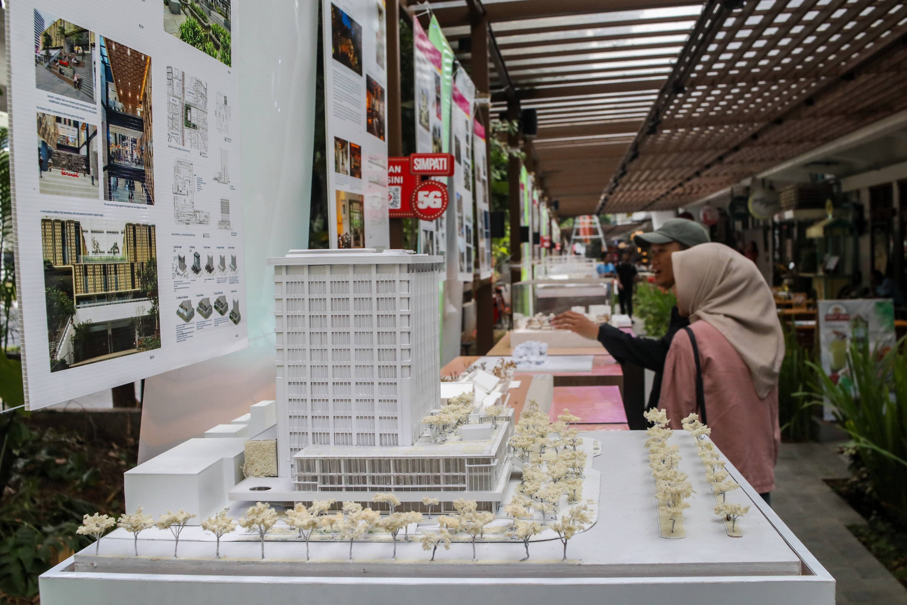 Pengunjung melihat maket desain arsitektur yang dipamerkan pada Jakarta Architecture Festival (JAF) 2026 di M Bloc Space, Jakarta, Minggu (25/10/2026). AKURAT.CO/Endra Prakoso