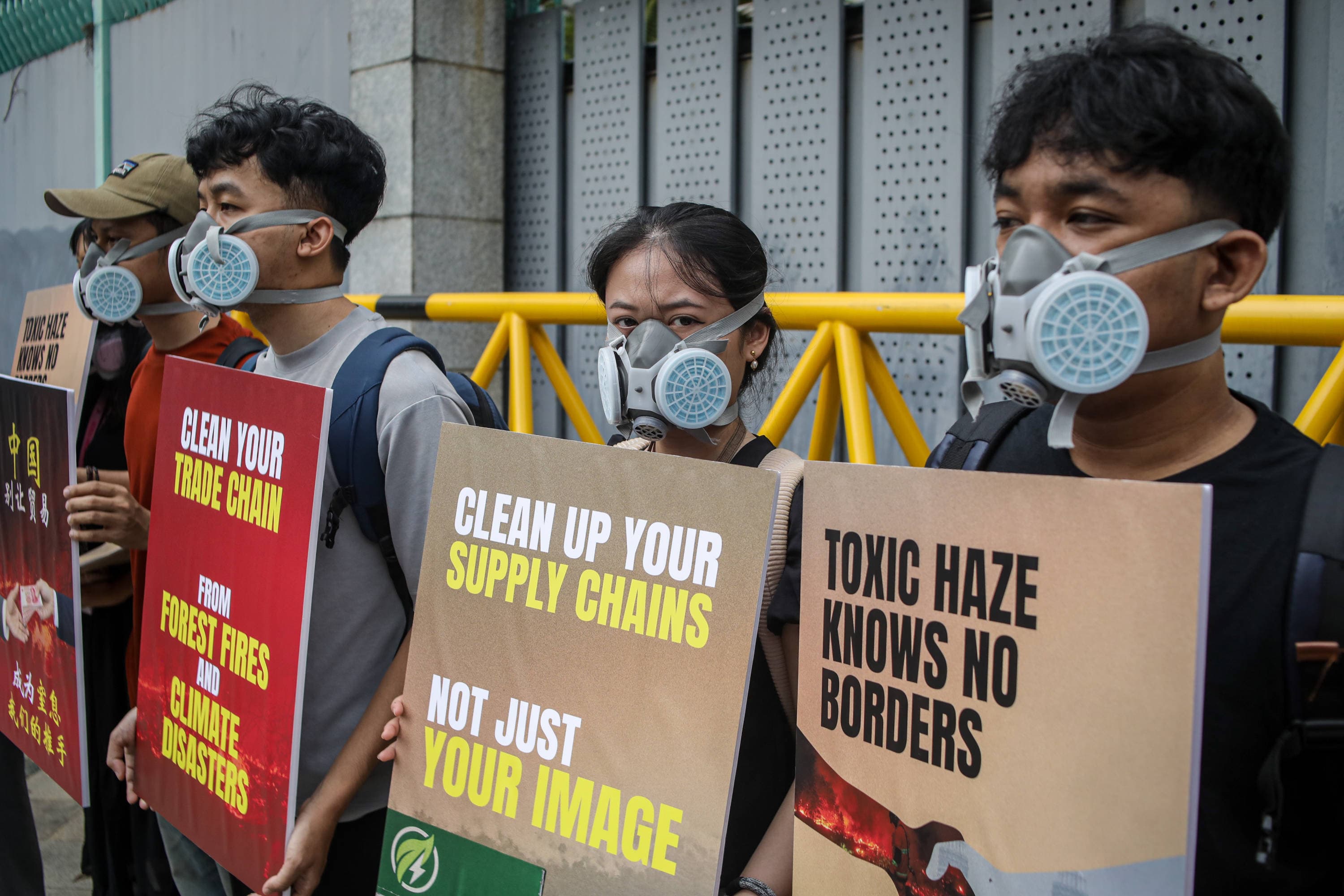 Masyarakat yang tergabung dalam Koalisi Inisiatif Solidaritas Publik Anti-Asap Karhutla (ISPA) mendatangi Kedutaan Besar Republik Rakyat China di Jakarta, Kamis (22/10/2026).AKURAT.CO/Endra Prakoso