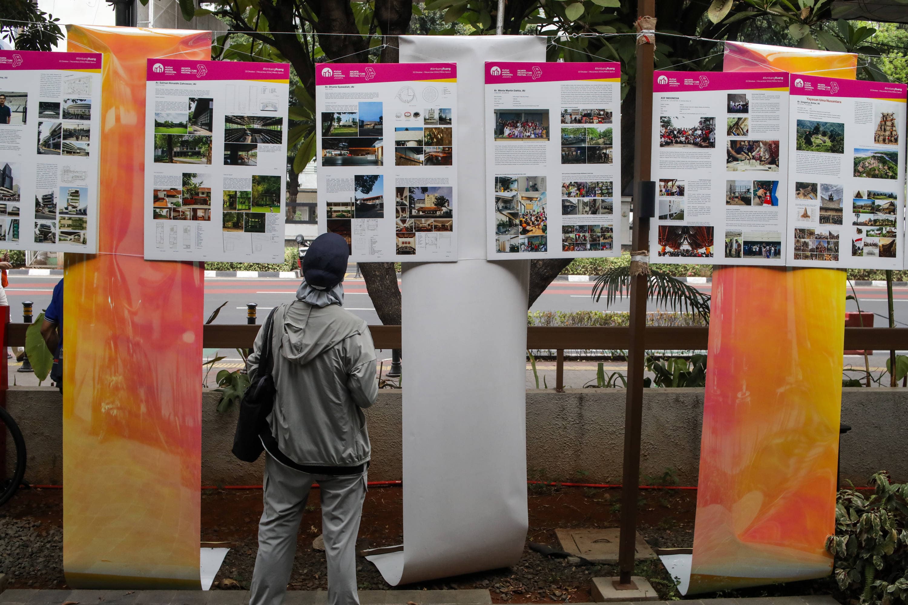 Pengunjung melihat maket desain arsitektur yang dipamerkan pada Jakarta Architecture Festival (JAF) 2026 di M Bloc Space, Jakarta, Minggu (25/10/2026). AKURAT.CO/Endra Prakoso