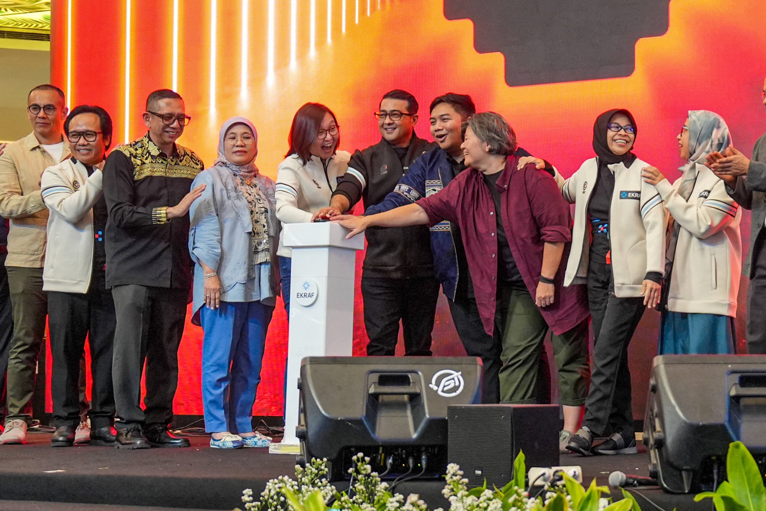 Menteri Ekonomi Kreatif Teuku Riefky (kelima kanan), dan wakilnya Irene Umar (kelima kiri) menekan tombol secara simbolis saat peresmian Creative by Indonesia di Lippo Mall Nusantara, Jakarta, Sabtu, (24/10/2026). AKURAT.CO/Endra Prakoso