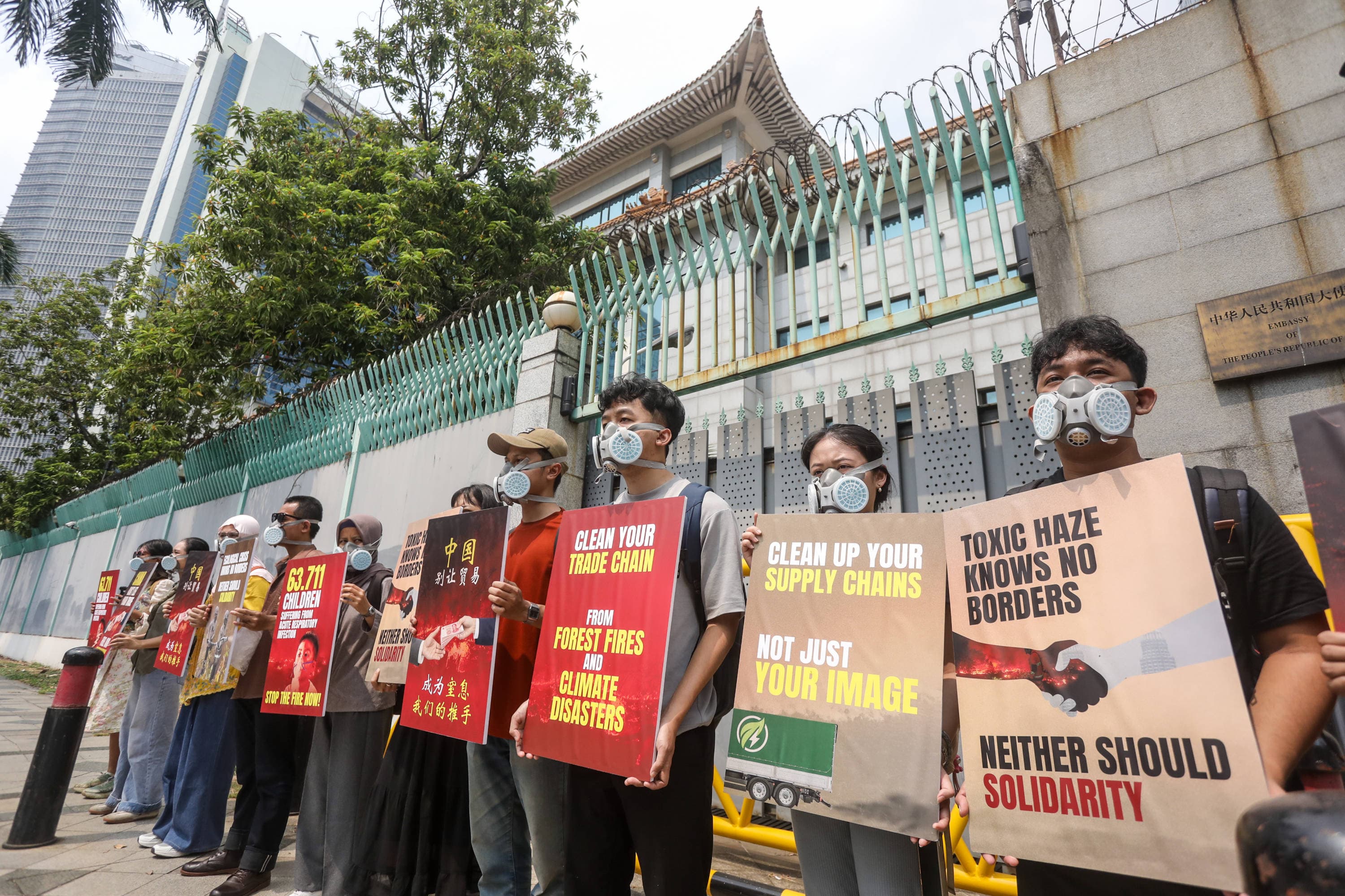 Masyarakat yang tergabung dalam Koalisi Inisiatif Solidaritas Publik Anti-Asap Karhutla (ISPA) mendatangi Kedutaan Besar Republik Rakyat China di Jakarta, Kamis (22/10/2026).AKURAT.CO/Endra Prakoso