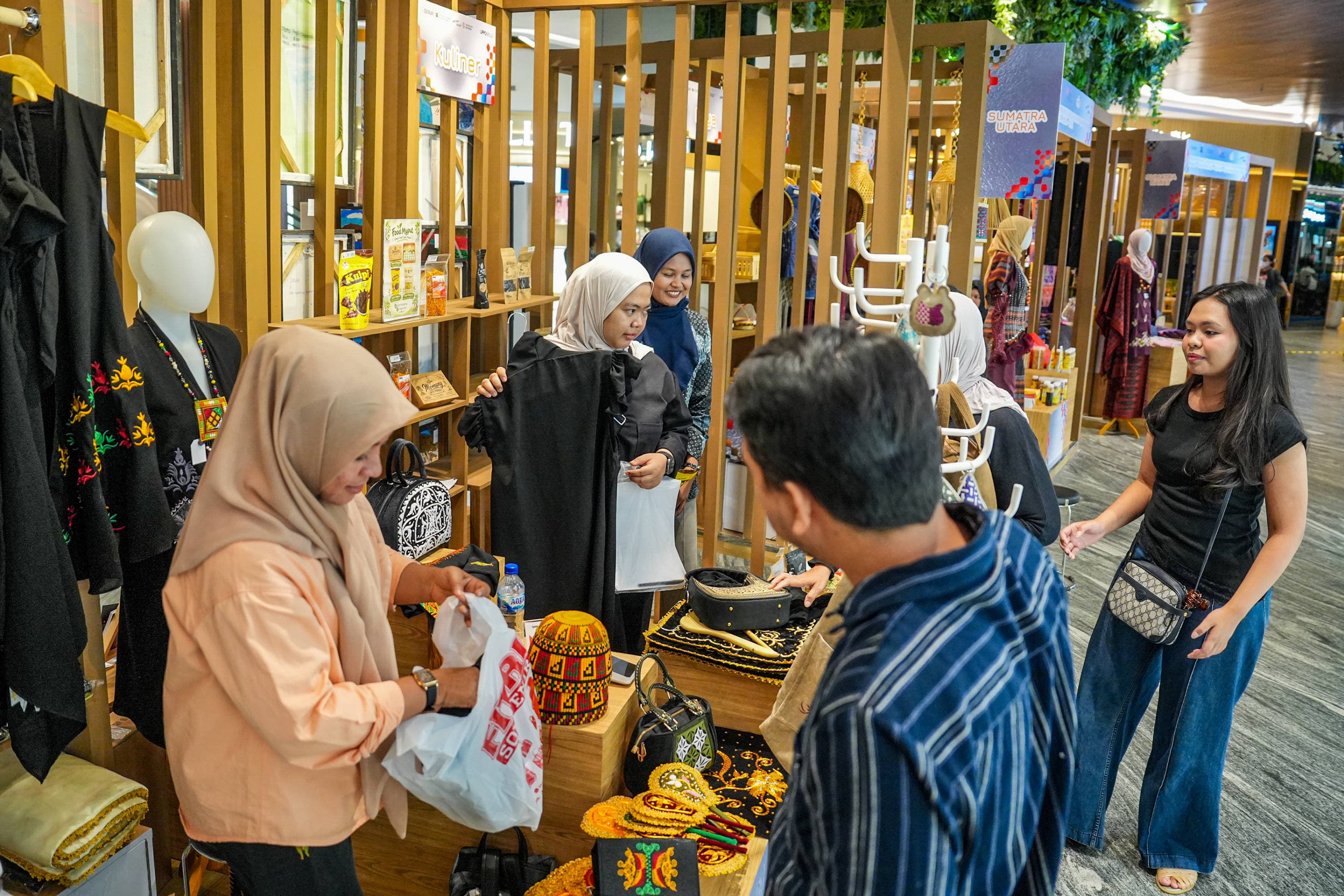 Pengunjung memilih busana yang dijual dalam acara Creative by Indonesia di Lippo Mall Nusantara, Jakarta, Sabtu (24/10/2026). AKURAT.CO/Endra Prakoso