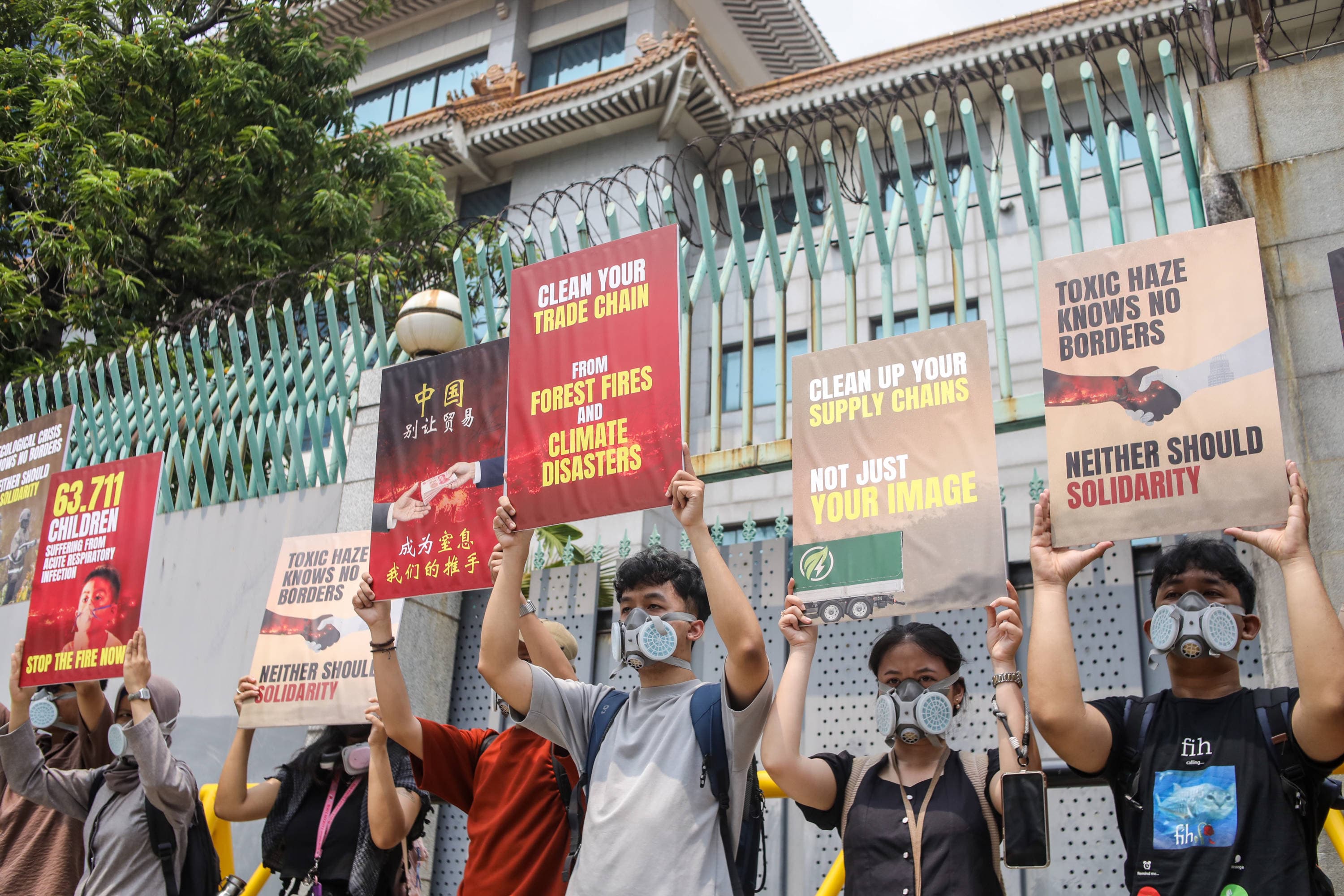 Masyarakat yang tergabung dalam Koalisi Inisiatif Solidaritas Publik Anti-Asap Karhutla (ISPA) mendatangi Kedutaan Besar Republik Rakyat China di Jakarta, Kamis (22/10/2026).AKURAT.CO/Endra Prakoso