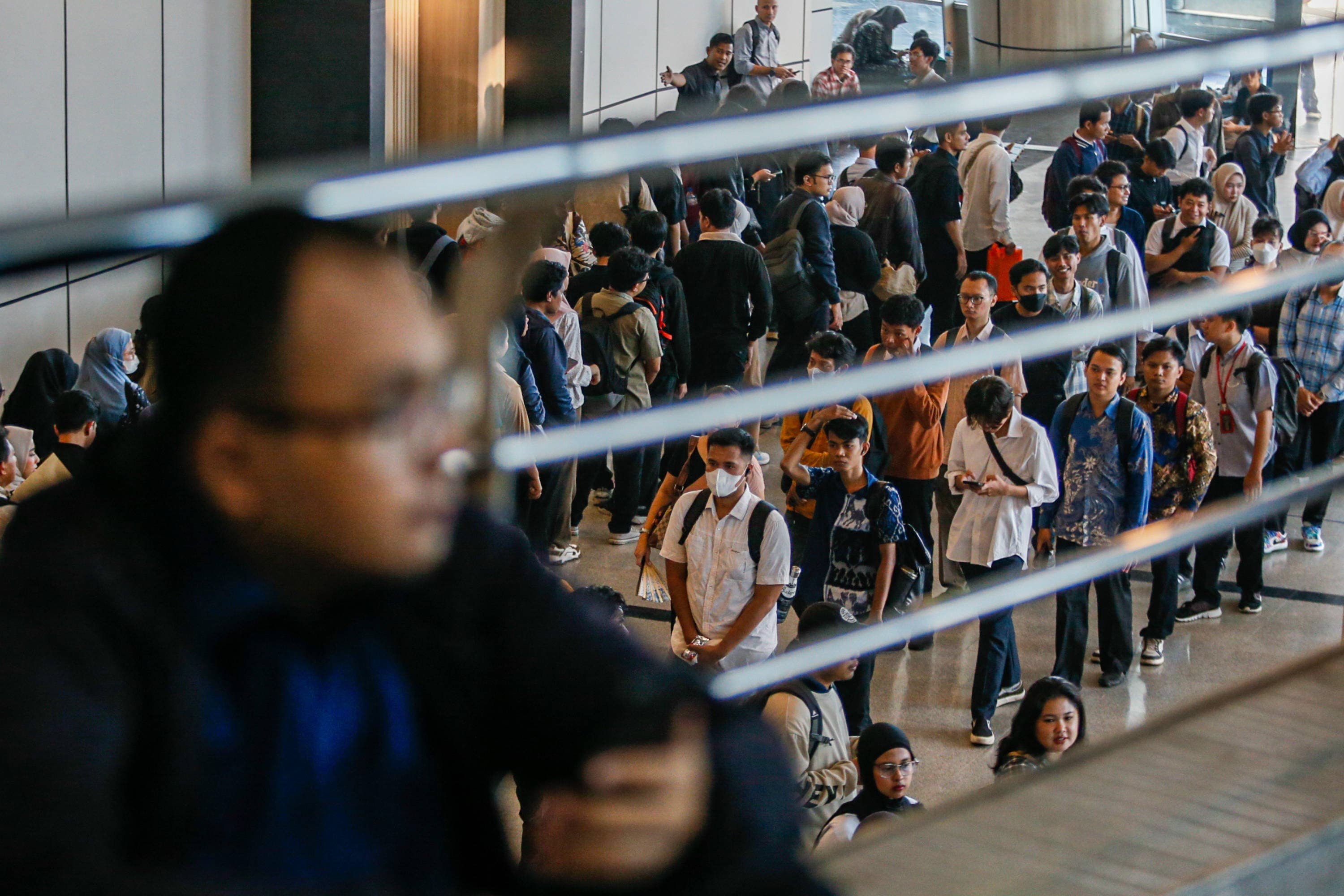 Pencari kerja antre untuk mencari informasi lowongan pekerjaan pada acara Karir Jakarta di Gedung Smesco, Jakarta, Kamis (22/10/2026). AKURAT.CO/Endra Prakoso
