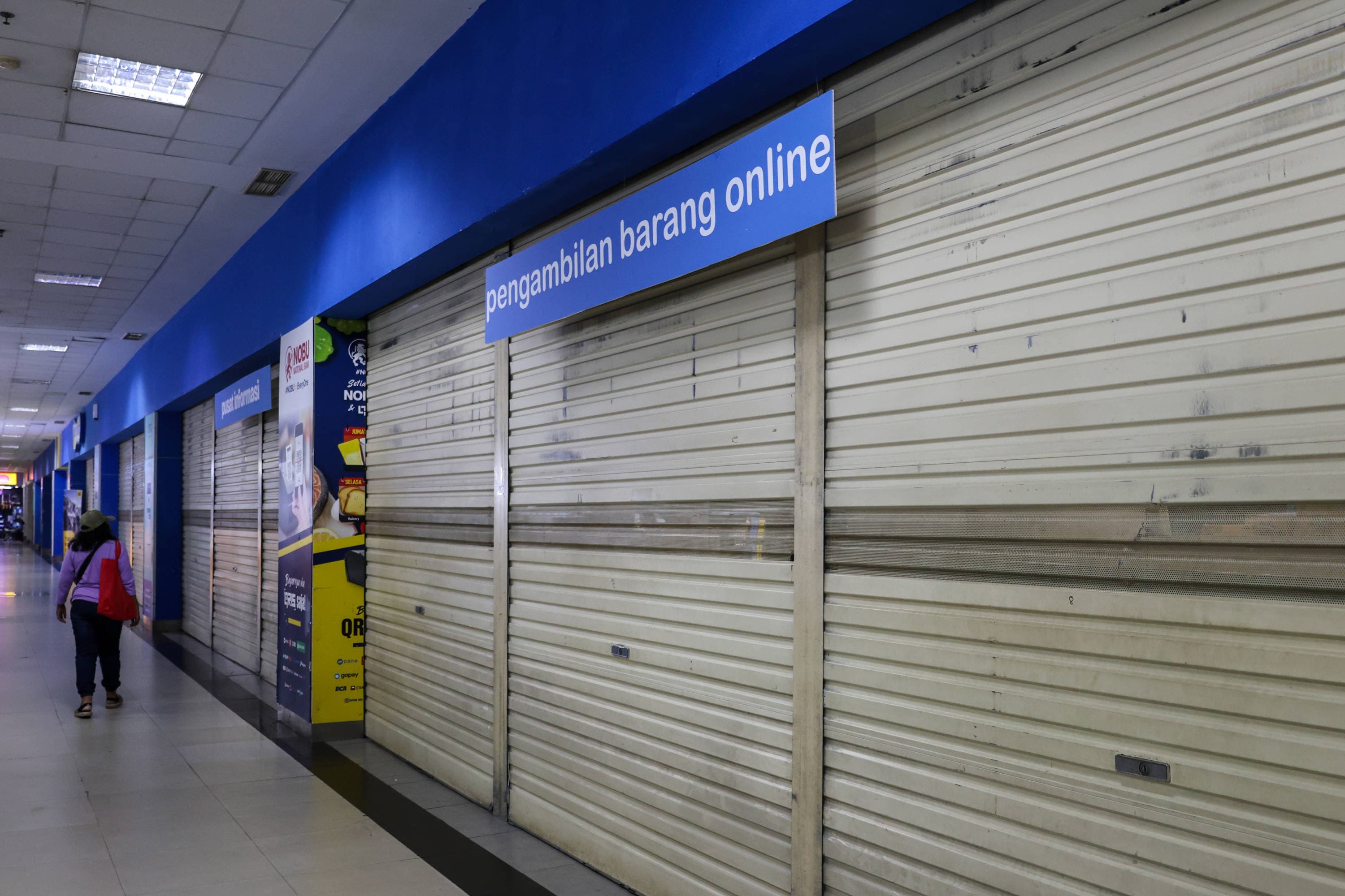 Pengunjung melewati gerai Hypermart yang tutup di salah satu pusat perbelanjaan di Kota Depok, Jawa Barat, Kamis (29/10/2026). AKURAT.CO/Endra Prakoso