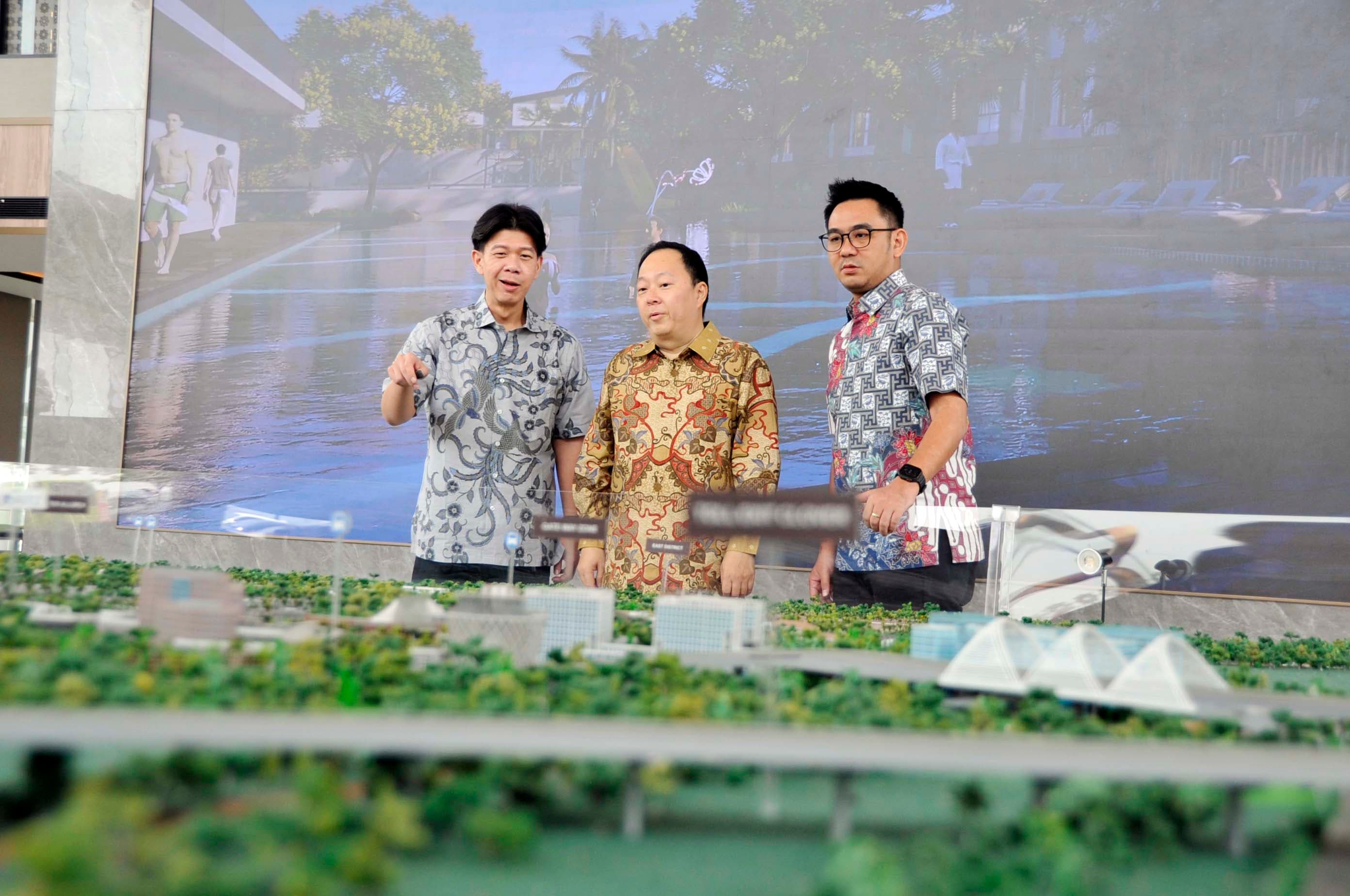 CEO Asthara Skyfront City, Supardi Ang melakukan peninjauan salah satu show unit di Cluster Allurea Extension, Super Cluster The Floritz, Asthara Skyfront City, Tangerang, Kamis (15/10/2026). AKURAT.CO/Sopian