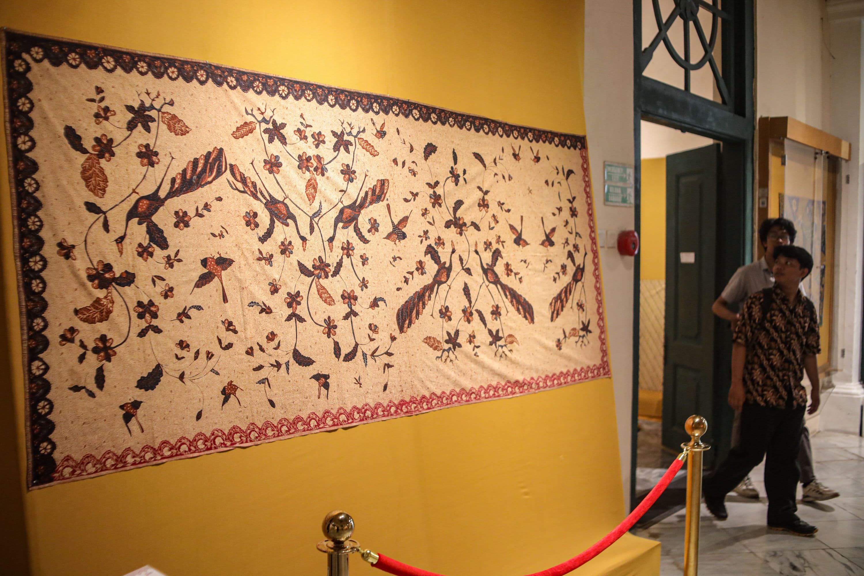Pengunjung melihat koleksi kain batik pada pameran Jejak Keindahan: Batik Kudus, Demak, dan Banyumas di Museum Tekstil, Jakarta, Minggu (4/10/2026). AKURAT.CO/Endra Prakoso