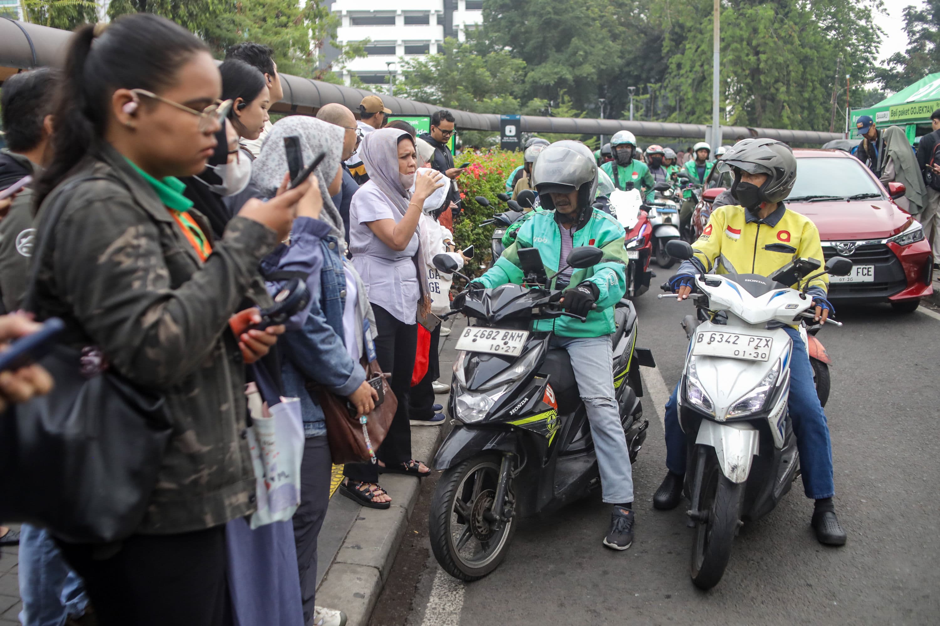 Pengemudi ojek online menunggu penumpang di Stasiun Tanah Abang, Jakarta, Senin (12/10/2026). AKURAT.CO/Endra Prakoso