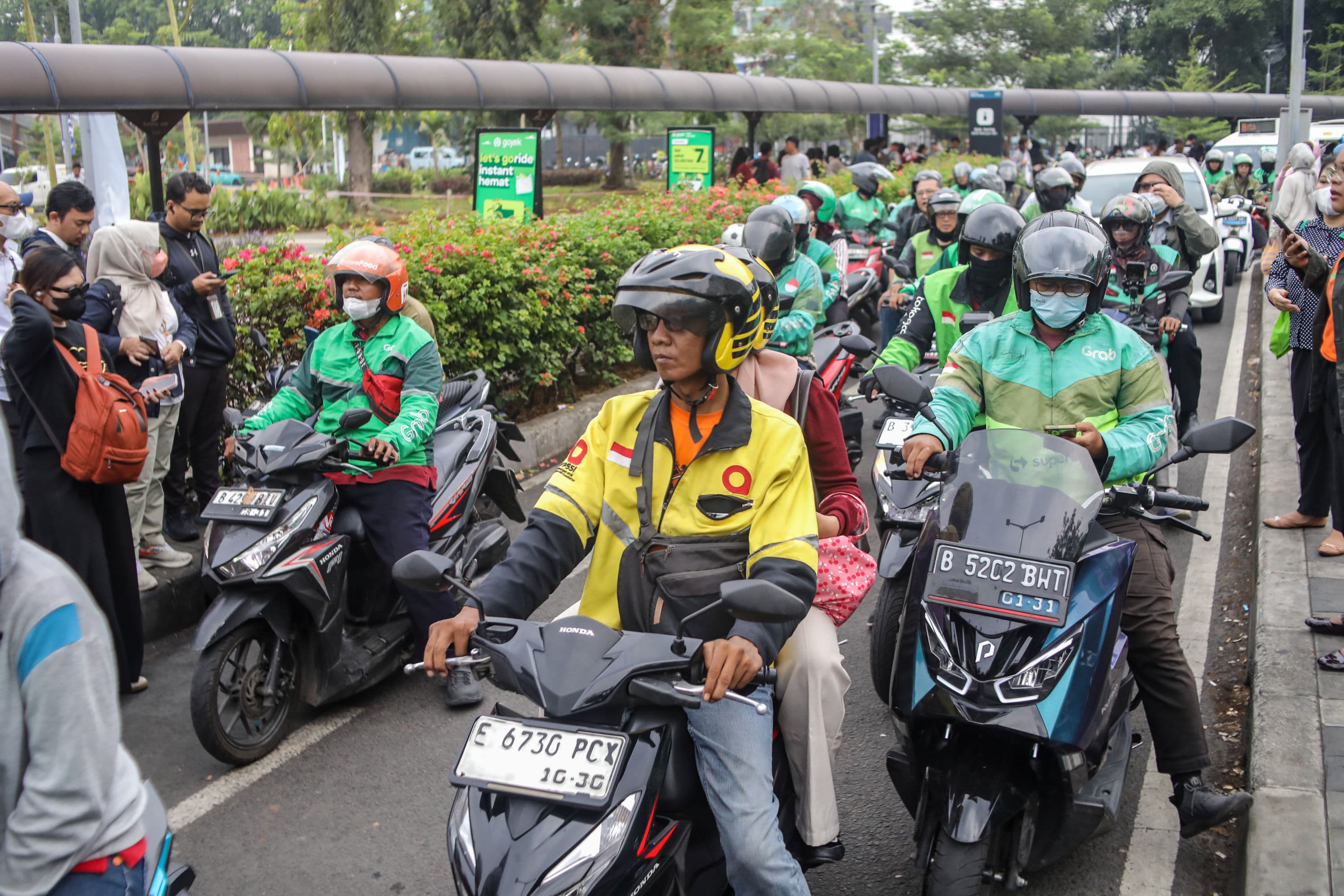 Pengemudi ojek online menunggu penumpang di Stasiun Tanah Abang, Jakarta, Senin (12/10/2026). AKURAT.CO/Endra Prakoso