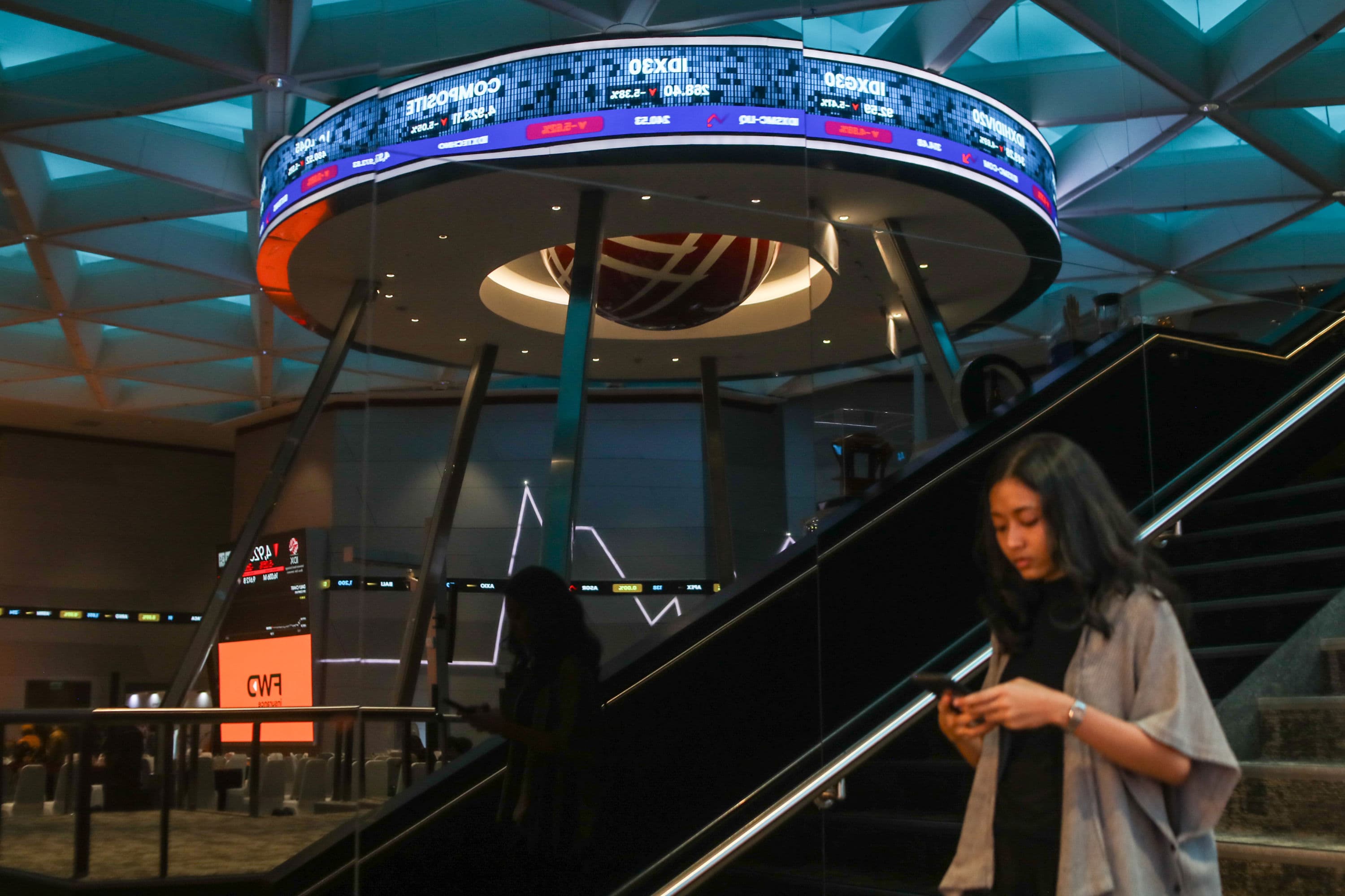 Layar yang menampilkan pergerakan Indeks harga saham gabungan (IHSG) Bursa Efek Indonesia (BEI) di Jakarta, Senin (19/10/2026). AKURAT.CO/Endra Prakoso