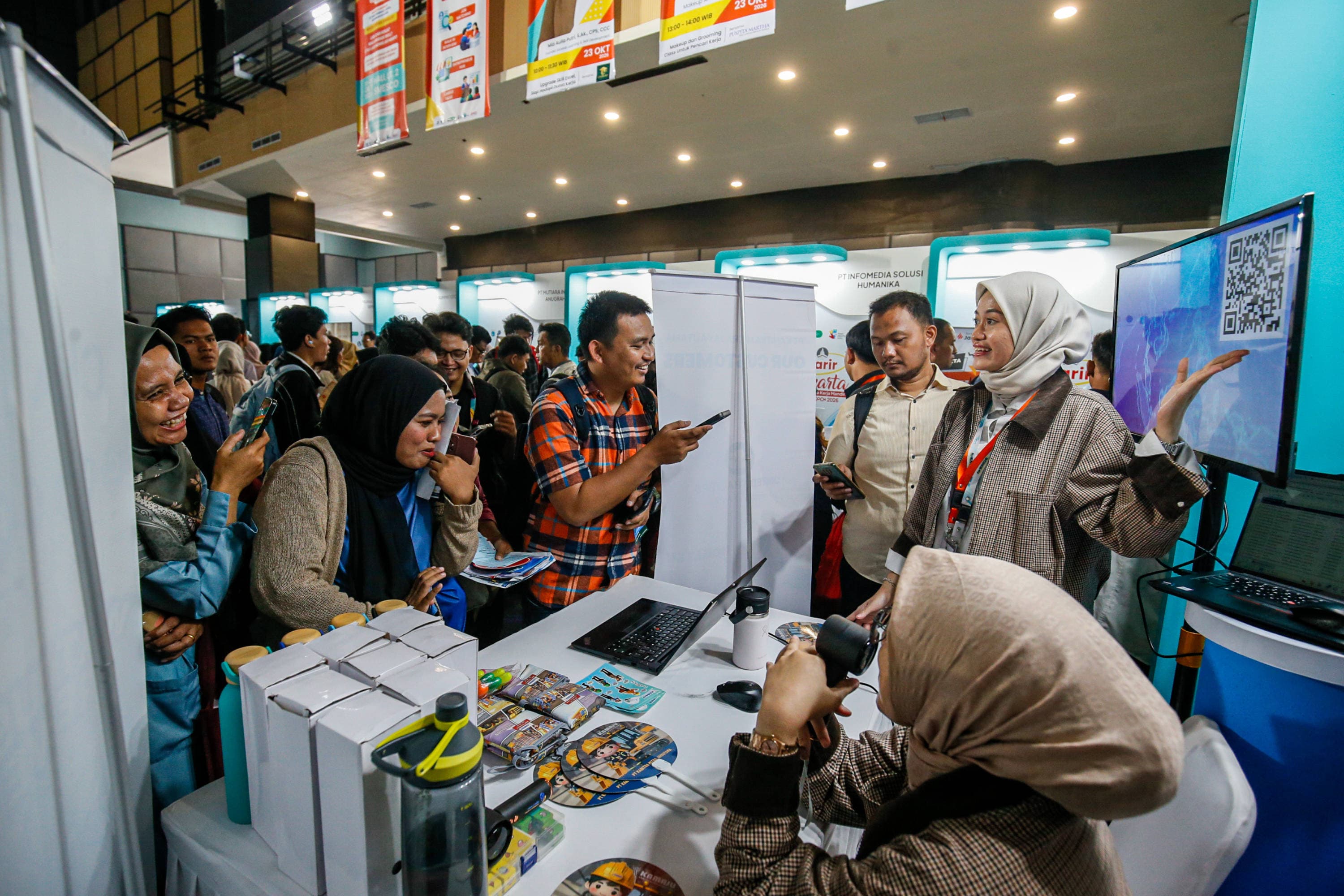 Pencari kerja mencari informasi lowongan pekerjaan pada acara Karir Jakarta di Gedung Smesco, Jakarta, Kamis (22/10/2026). AKURAT.CO/Endra Prakoso