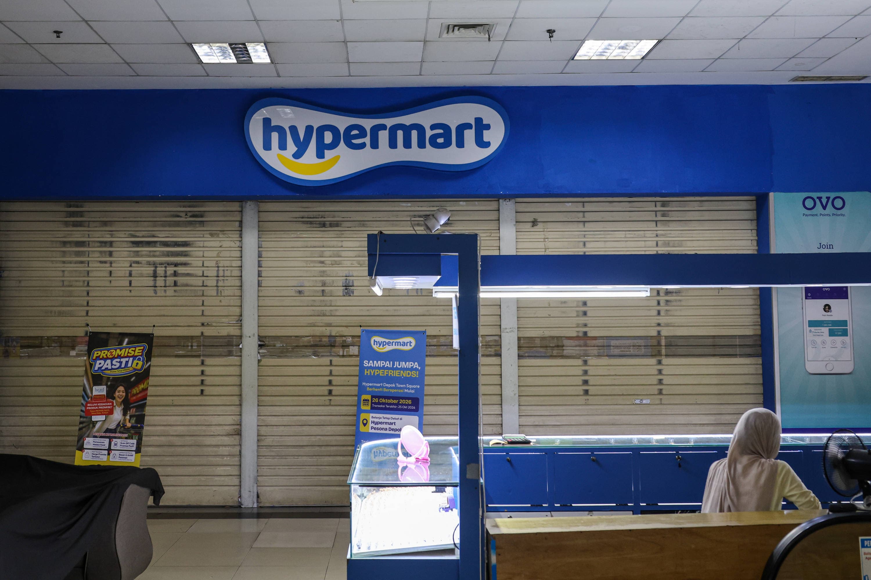 Pengunjung melewati gerai Hypermart yang tutup di salah satu pusat perbelanjaan di Kota Depok, Jawa Barat, Kamis (29/10/2026). AKURAT.CO/Endra Prakoso