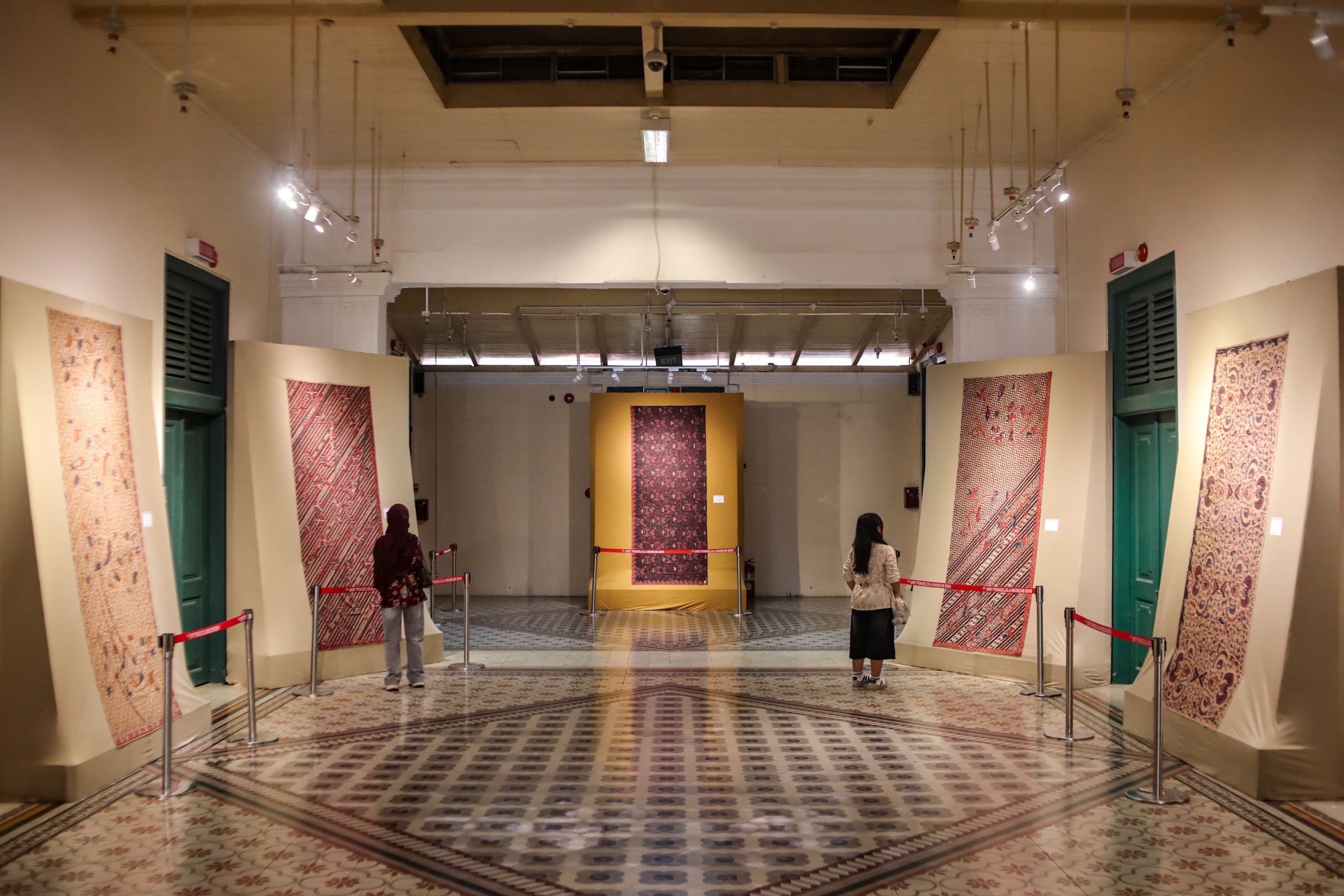 Pengunjung melihat koleksi kain batik pada pameran Jejak Keindahan: Batik Kudus, Demak, dan Banyumas di Museum Tekstil, Jakarta, Minggu (4/10/2026). AKURAT.CO/Endra Prakoso