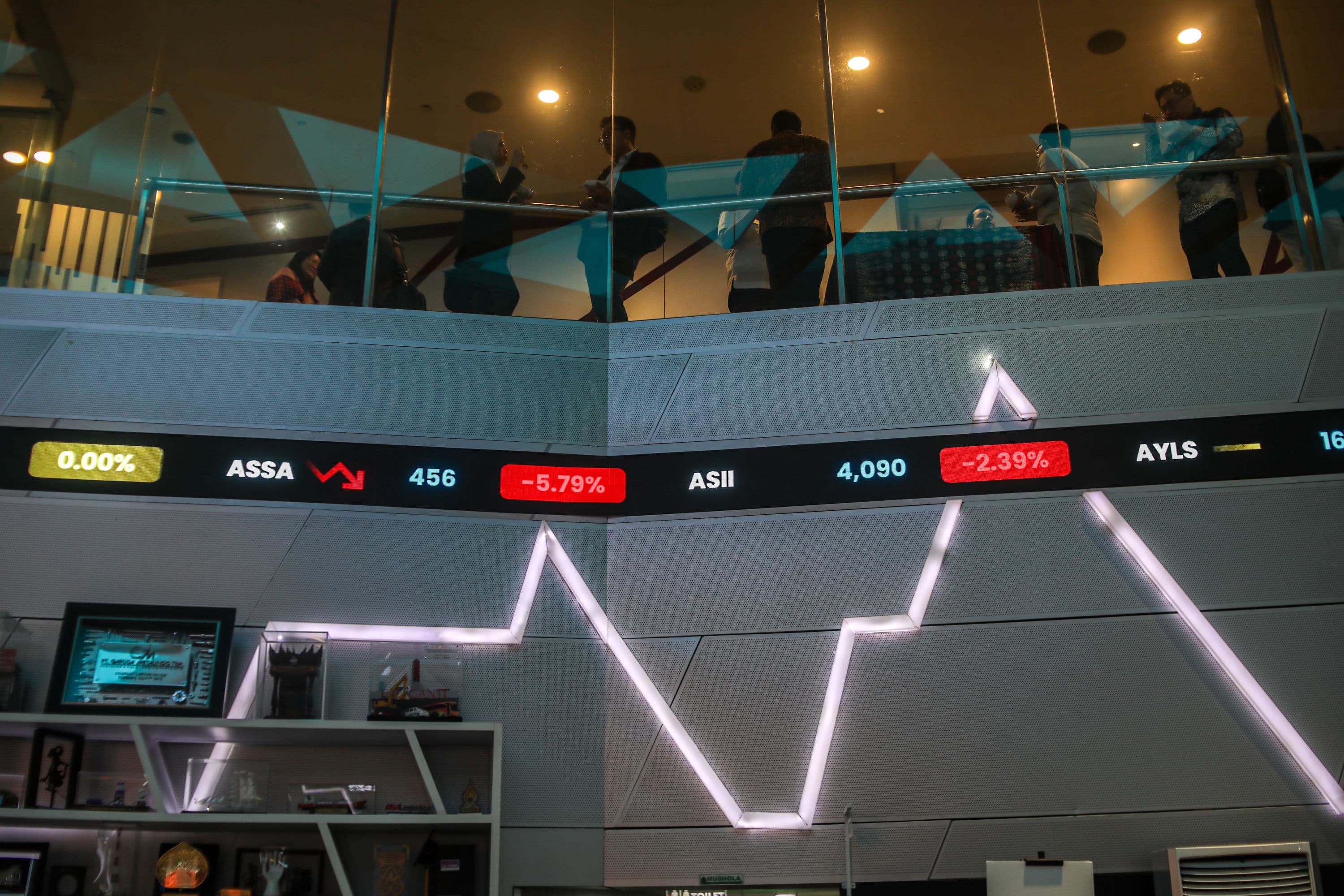 Layar yang menampilkan pergerakan Indeks harga saham gabungan (IHSG) Bursa Efek Indonesia (BEI) di Jakarta, Senin (19/10/2026). AKURAT.CO/Endra Prakoso