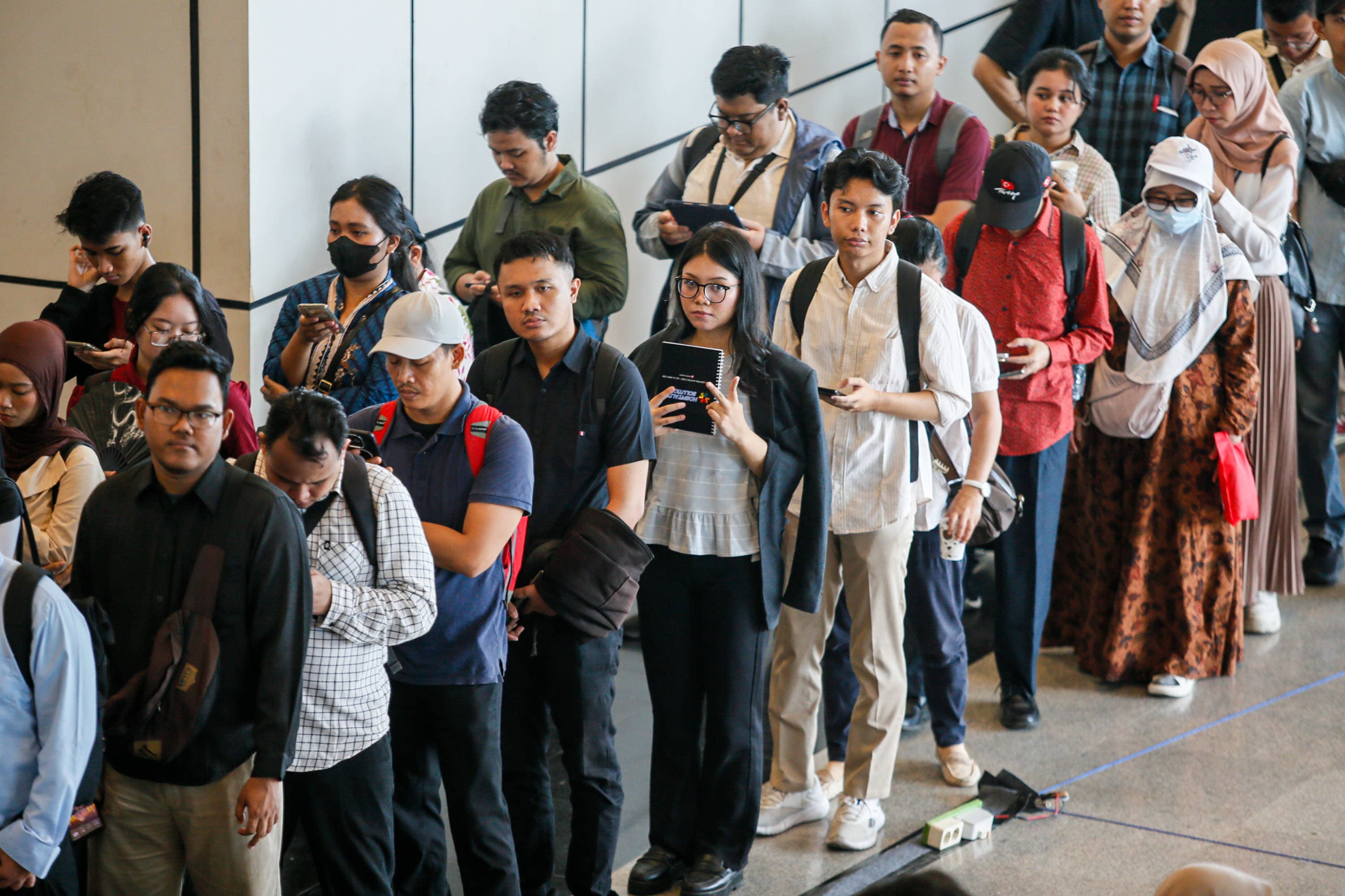 Pencari kerja antre untuk mencari informasi lowongan pekerjaan pada acara Karir Jakarta di Gedung Smesco, Jakarta, Kamis (22/10/2026). AKURAT.CO/Endra Prakoso