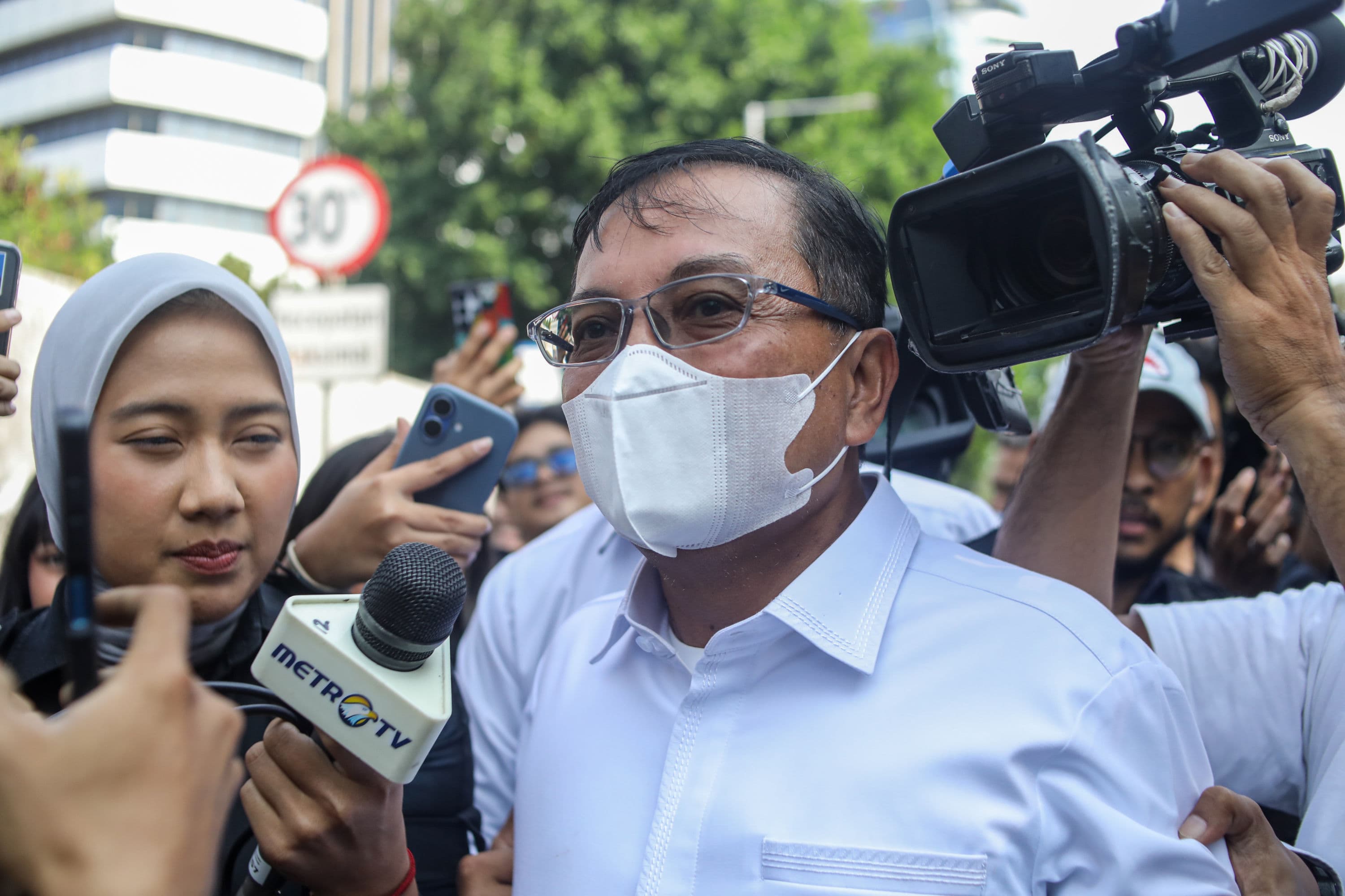 Sekretaris Utama (Sestama) Badan Nasional Penanggulangna Bencana (BNPB) Rustian usai menjalani pemeriksaan di Gedung Merah Putih KPK, Jakarta, Rabu (14/10/2026). AKURAT.CO/Endra Prakoso