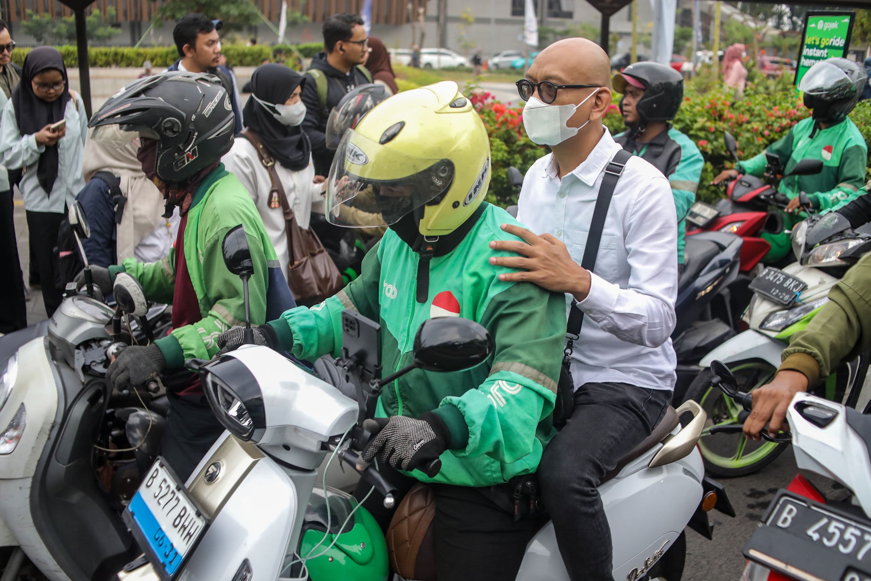Pengemudi ojek online menunggu penumpang di Stasiun Tanah Abang, Jakarta, Senin (12/10/2026). AKURAT.CO/Endra Prakoso