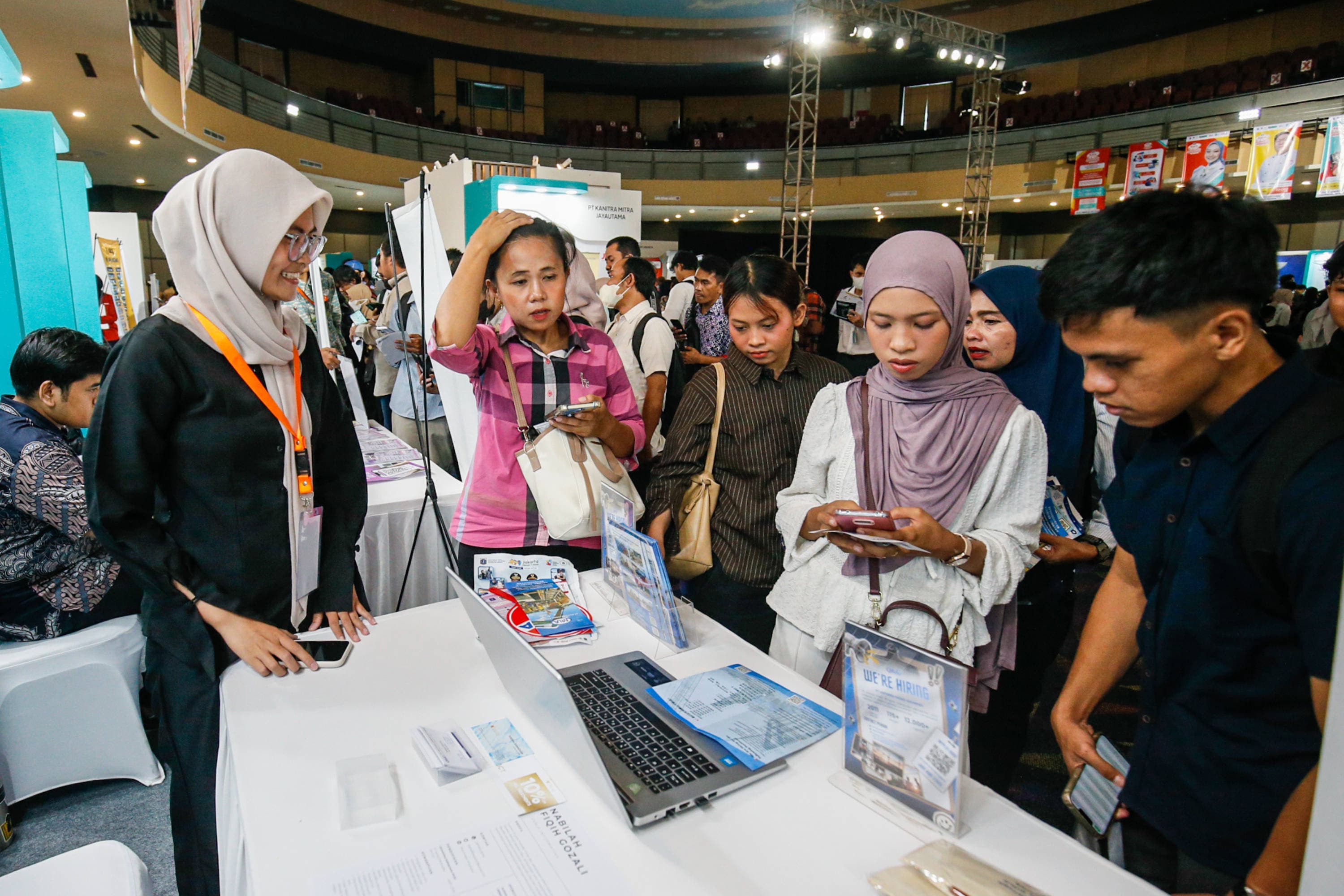 Pencari kerja mencari informasi lowongan pekerjaan pada acara Karir Jakarta di Gedung Smesco, Jakarta, Kamis (22/10/2026). AKURAT.CO/Endra Prakoso