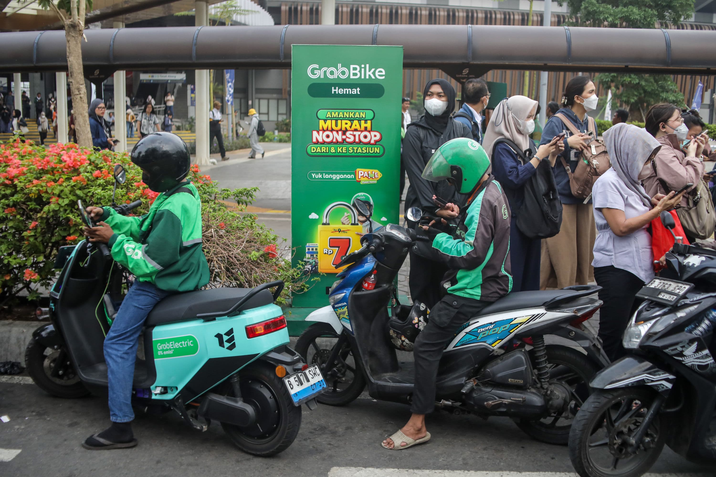 Pengemudi ojek online menunggu penumpang di Stasiun Tanah Abang, Jakarta, Senin (12/10/2026). AKURAT.CO/Endra Prakoso