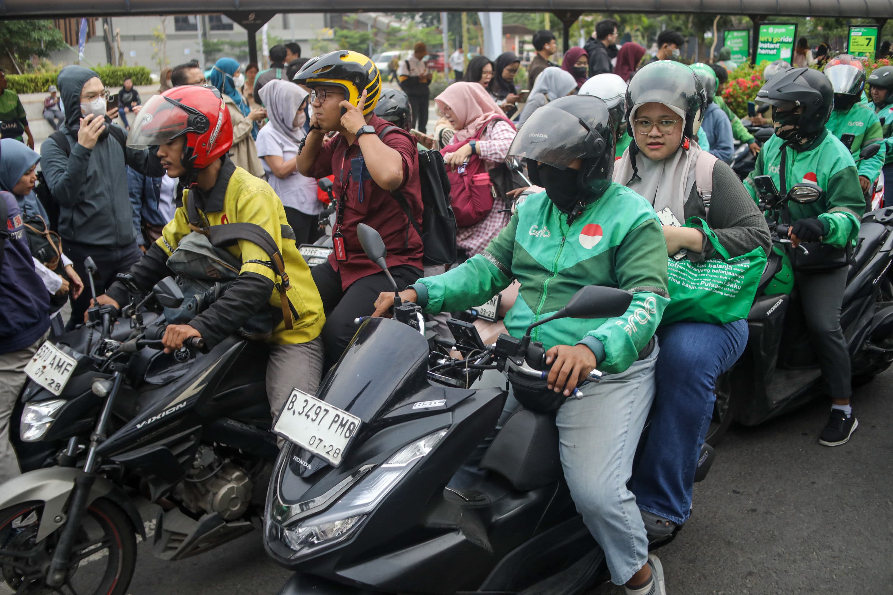 Pengemudi ojek online menunggu penumpang di Stasiun Tanah Abang, Jakarta, Senin (12/10/2026). AKURAT.CO/Endra Prakoso