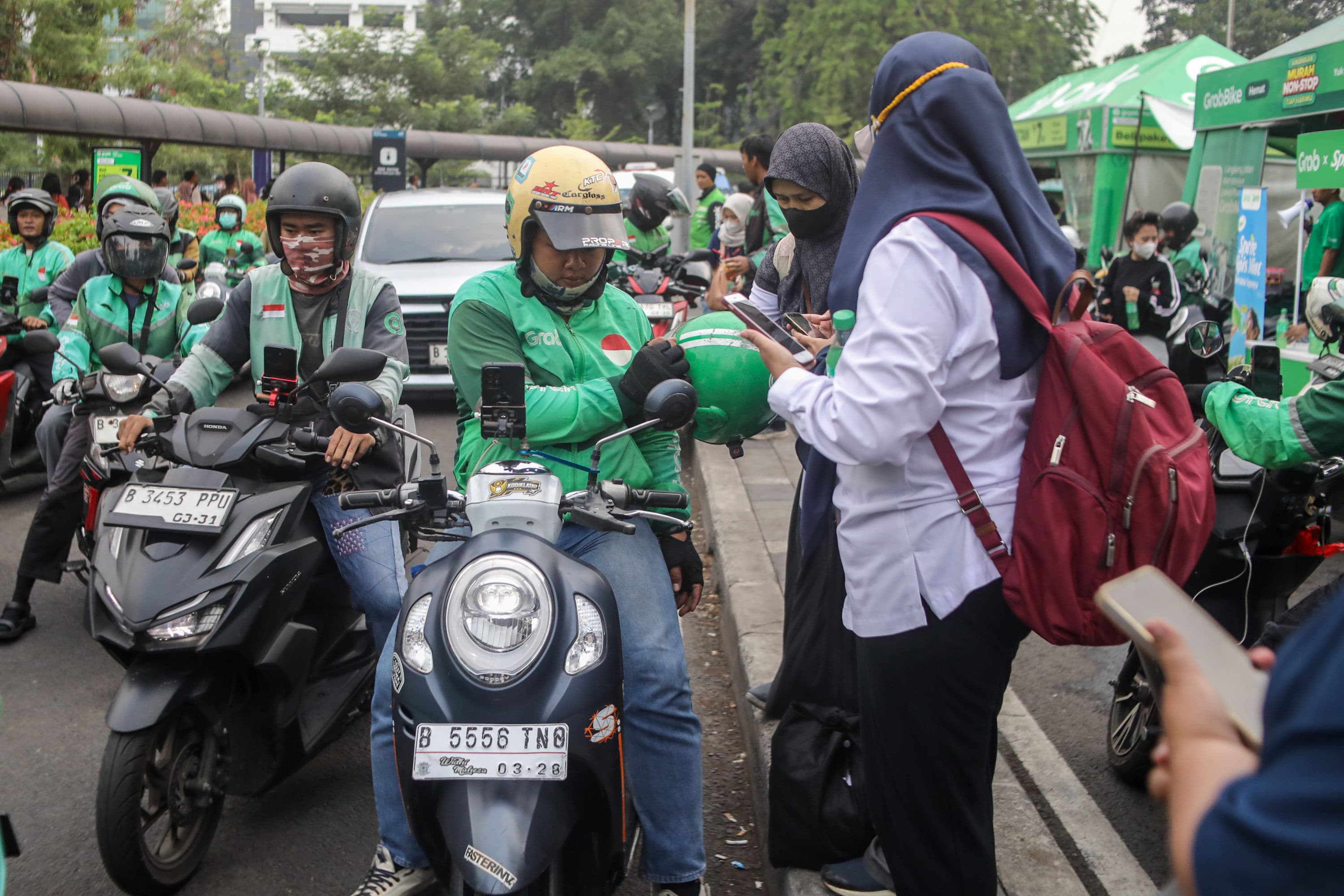 Pengemudi ojek online menunggu penumpang di Stasiun Tanah Abang, Jakarta, Senin (12/10/2026). AKURAT.CO/Endra Prakoso
